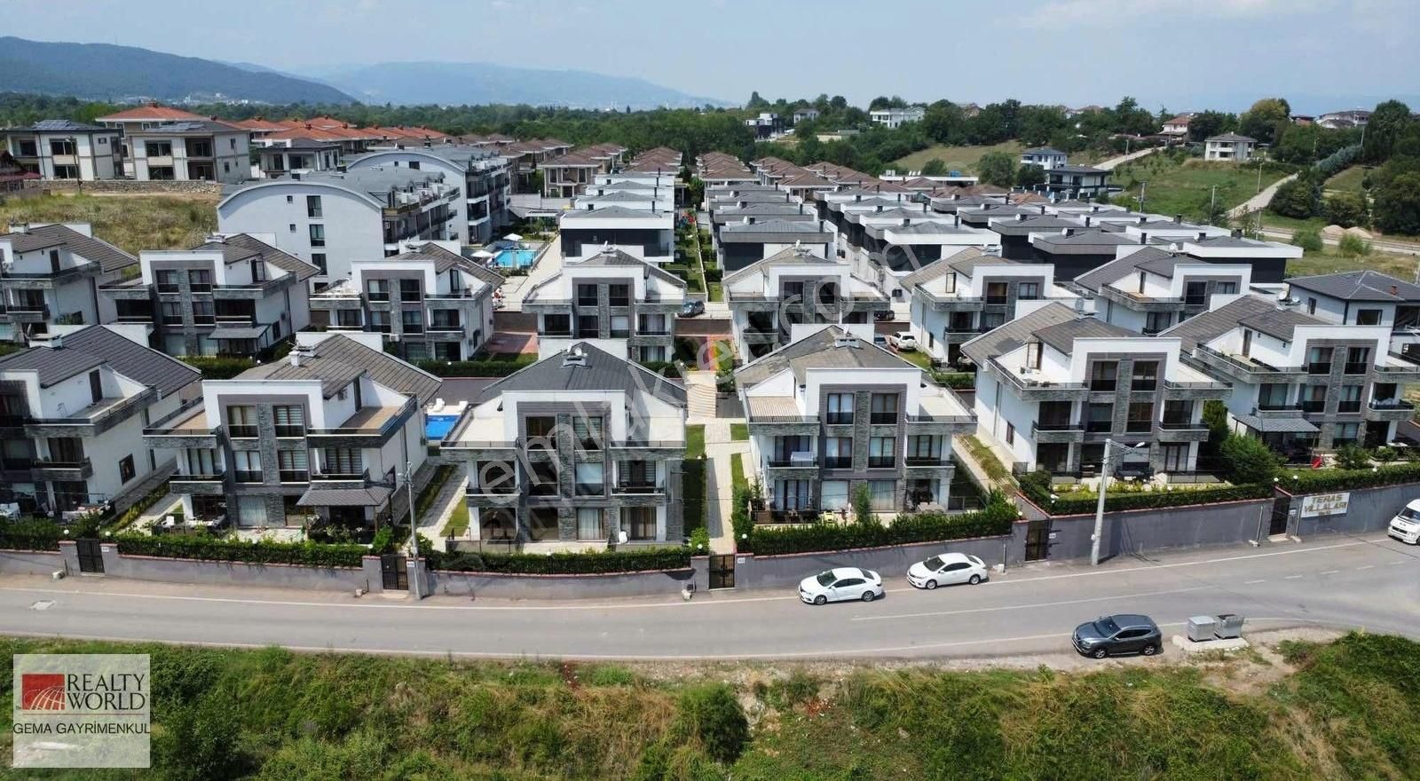 Kocaeli Başiskele Site İçerisinde Satılık Villa Rw Gema'dan Merkezi Konumda Site İçinde Tripleks Villa