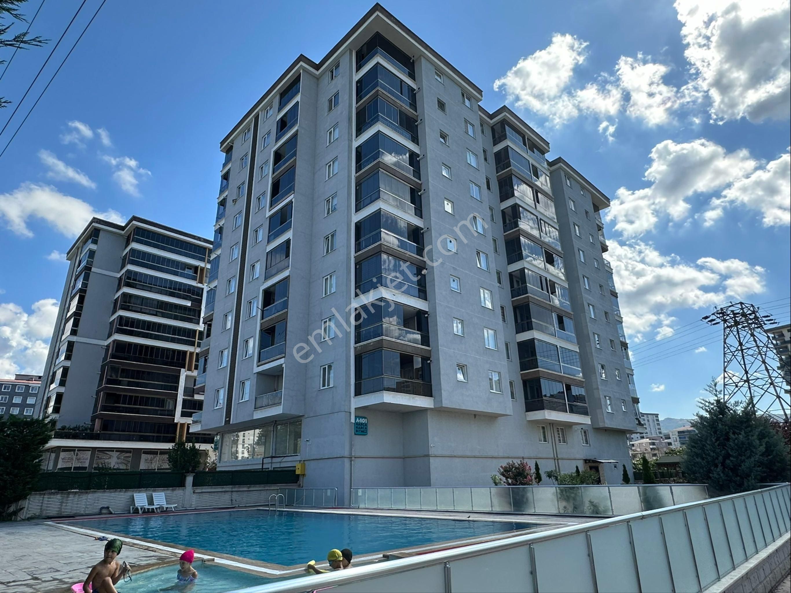 Deneyim'den Derebahçe Hanzadem Sitesinde Satılık 3+1 Daire