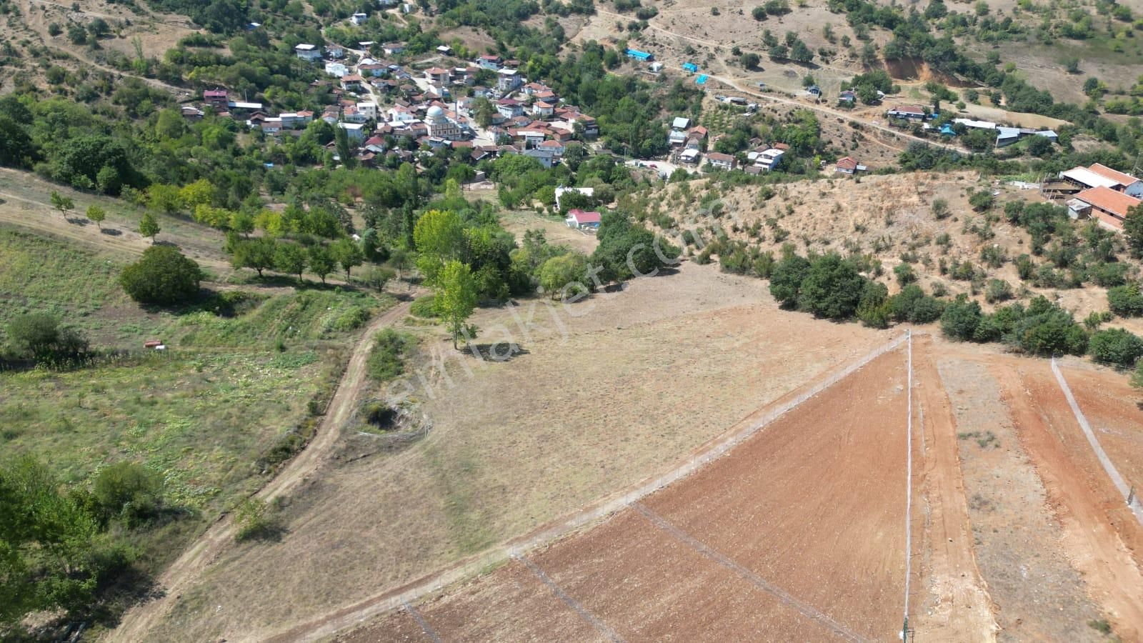 İnegöl Karagölet Satılık Tarla Çelik'ten Bursa İnegöl Karagölet Köyü'nde Satılık 3.020 M² Tek Tapu Arazi