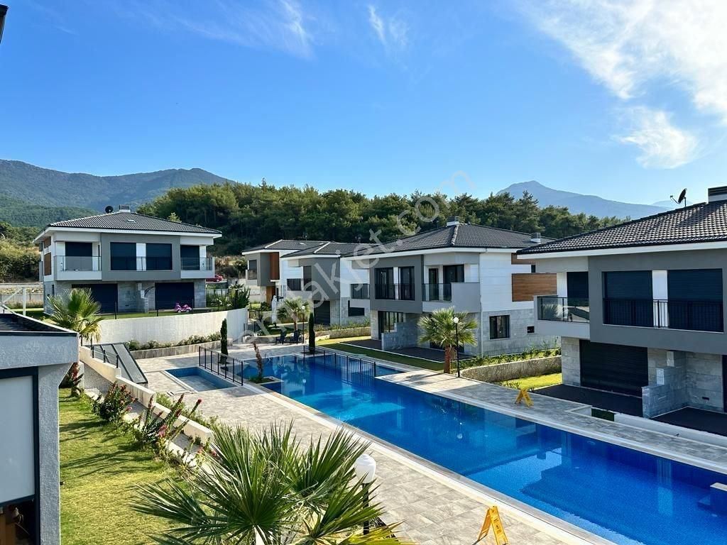 Kuşadası Güzelçamlı Satılık Villa Güzelçalı'da Denize 650 Metre Mesafede 3+1 Satılık Villa