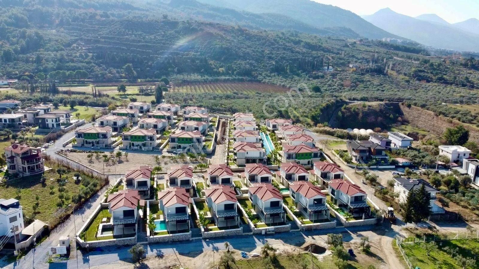 Havuzlu Sitede Geniş Bahçeli Özel Konsept 3+1 Villalar