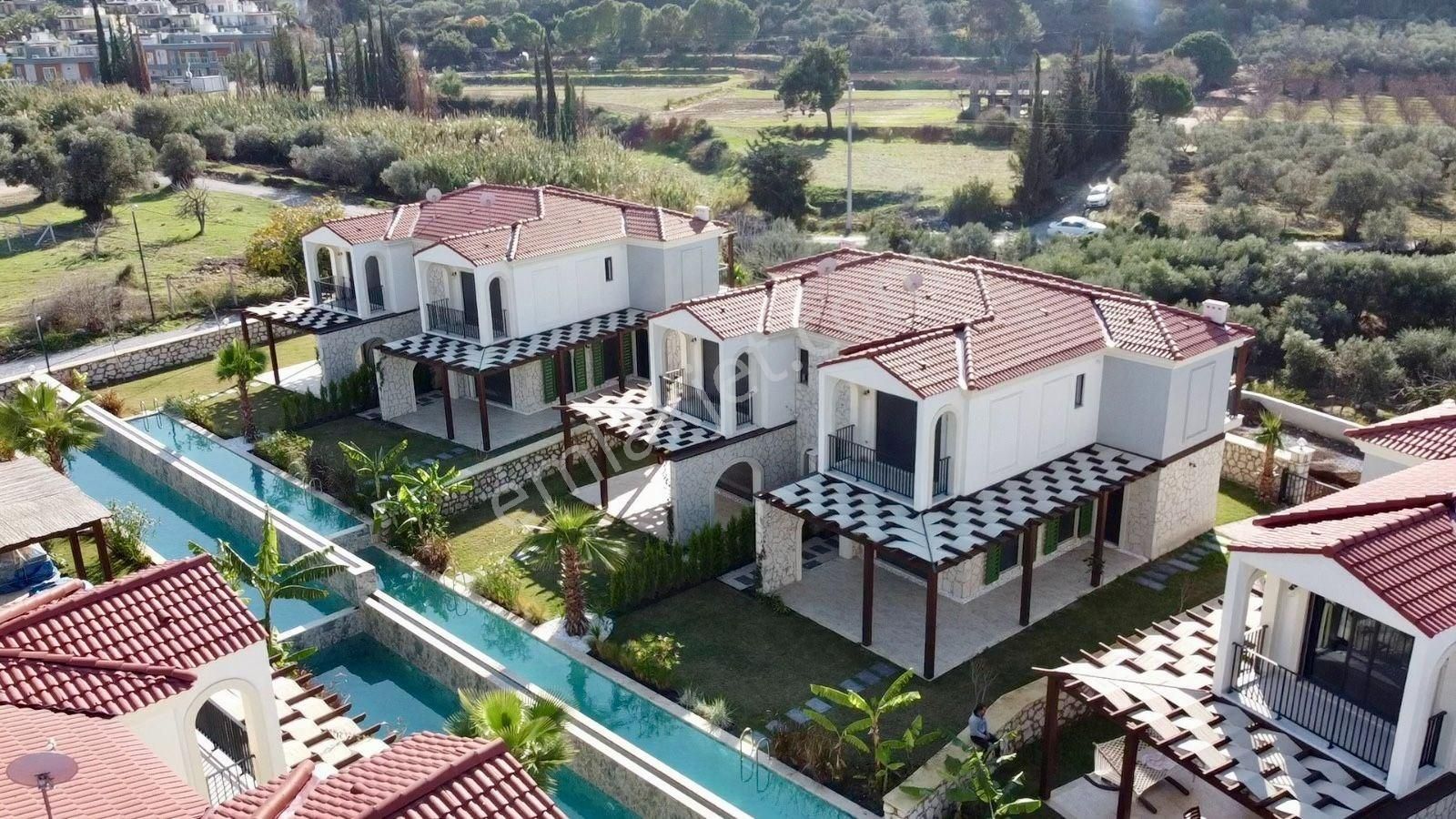 Havuzlu Sitede Geniş Bahçeli Özel Konsept 3+1 Villalar