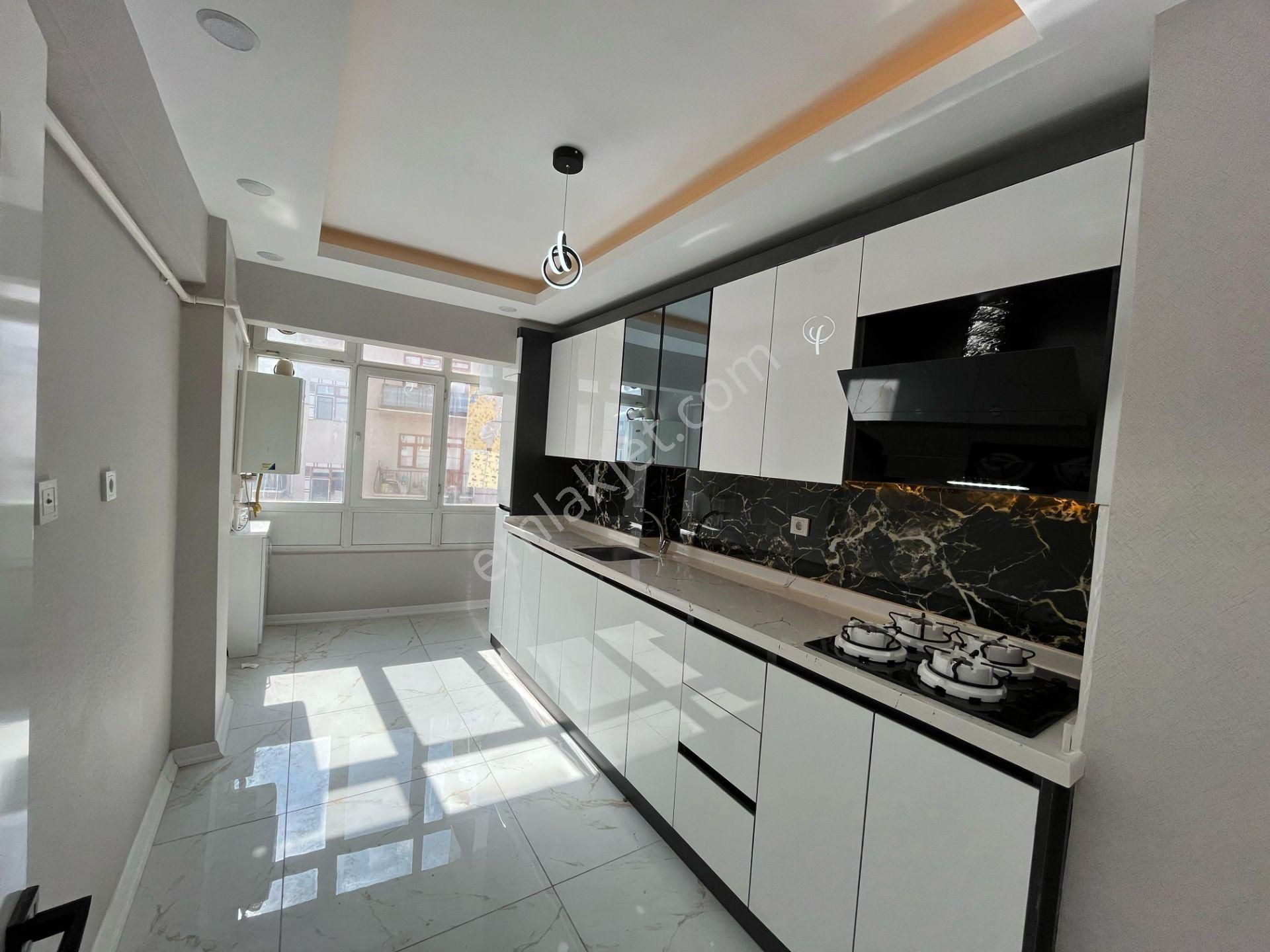 Akşemsettin Mahallesinde 3+1 Ara Katta Full+full Yapılı Satılık Daire