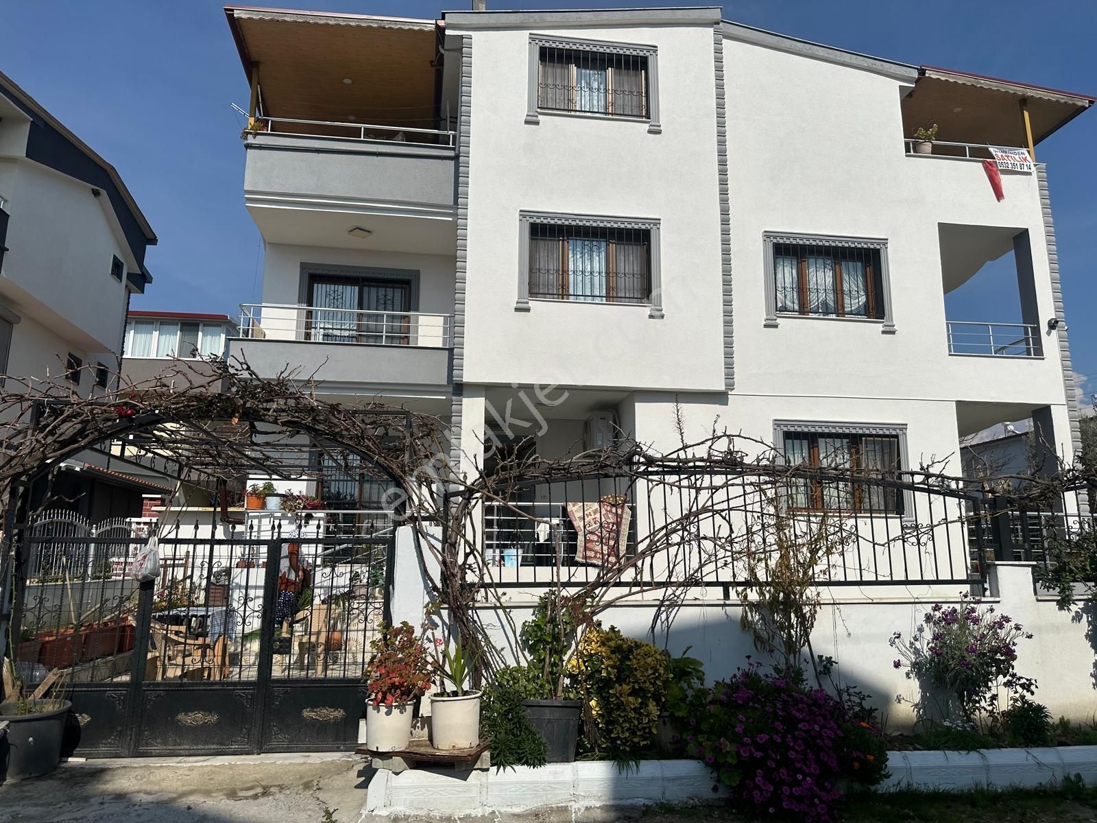 Kuşadası Soğucak Satılık Villa Kuşadası Soğucak Mahallesinde Köşe Konumlu Müstakil Satılık Tripleks Villa