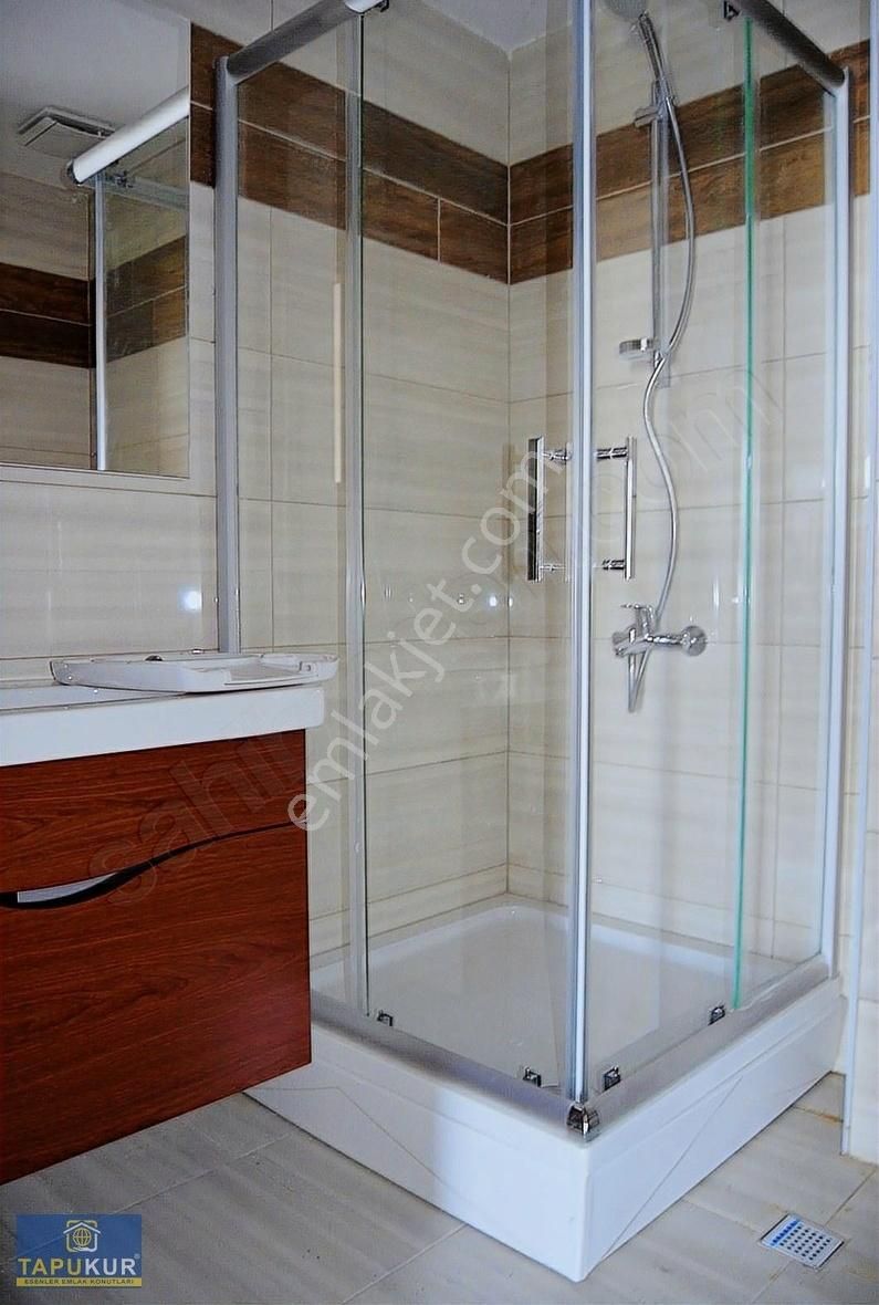 Esenler Havaalanı Kiralık Daire Emlak Konutları Havuzlu Sitede Balkonlu Lülks Daire