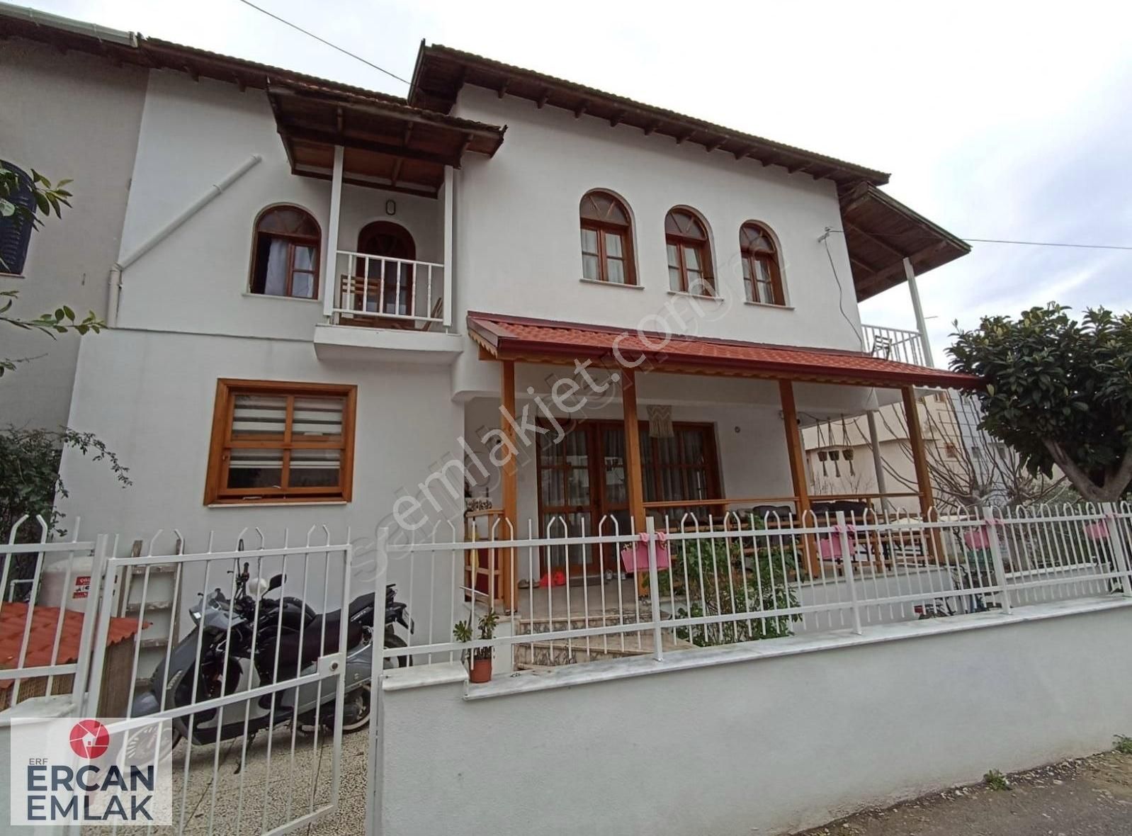 Menderes Çukuraltı Satılık Villa Deniz Tarafında Tadilatlı 3+1 Köşe Villa