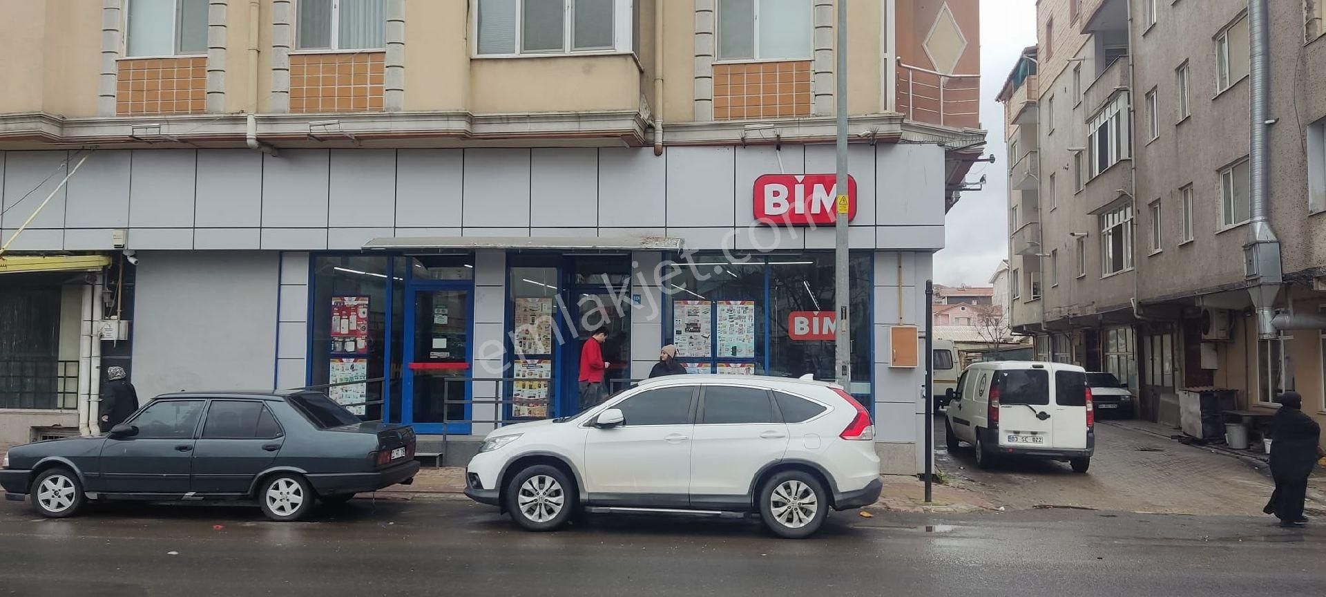 Muratlı İstiklal Kurtpınar Satılık Daire T.dağ Muratlı İstiklal Kurtpınar Mah. Atatürk Caddesi Üzerinde Merkezi Konumda(3+1)daire Satılıktır.