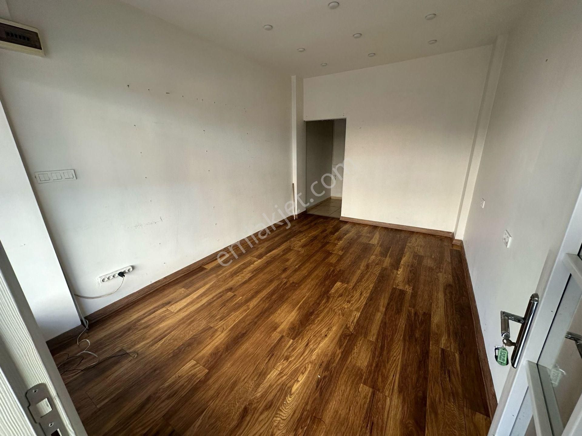 Kızıltoprak Her İşe Uygun Kiralık Dükkan