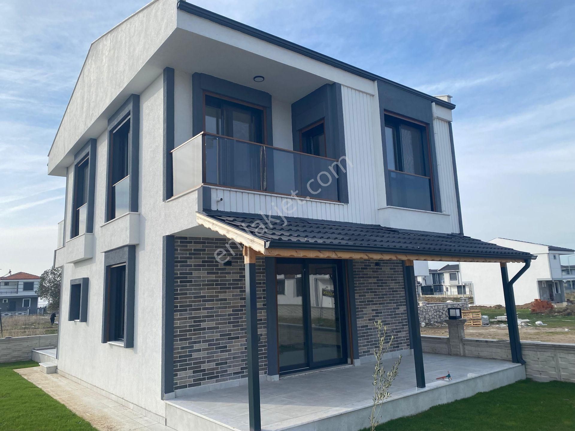 Ayvalık Altınova Satılık Villa Ayvada'dan Altınova'da Deniz Manzaralı 3+1 Villa