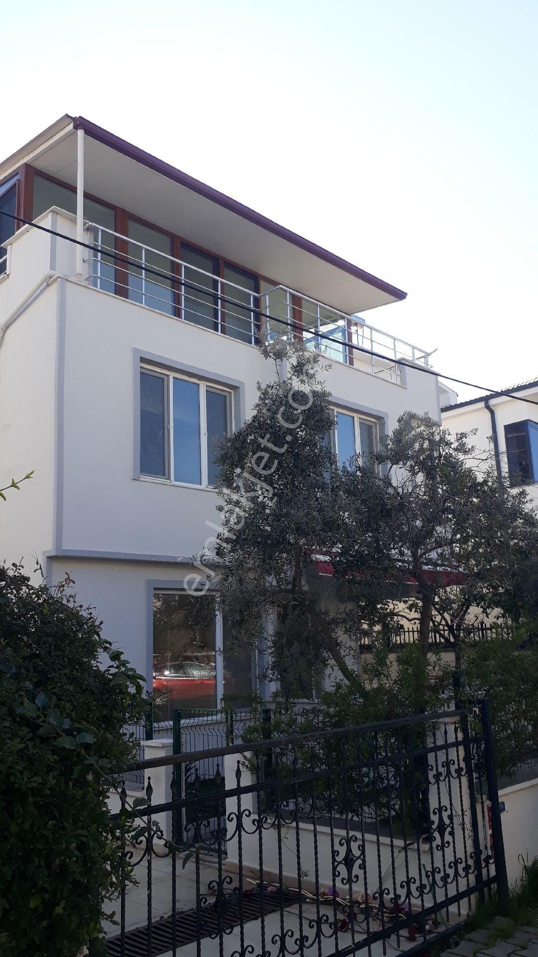 Edremit Akçay Kiralık Daire Akçay Yenimahallede Bahçeli Kiralık Triplex Denize 150m.