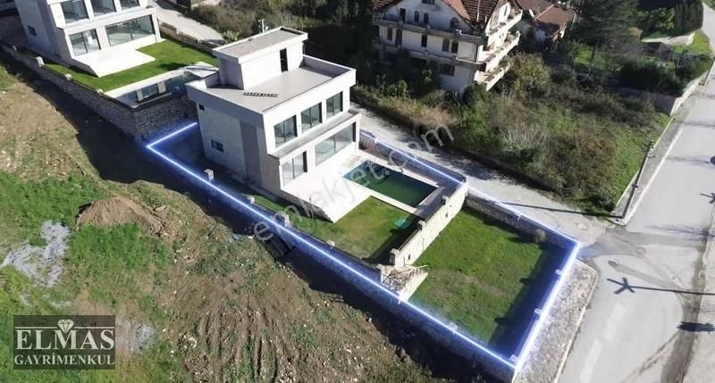 Serdivan Esentepe Satılık Villa Serdivan Esentepe'de Panoramik Göl Manzaralı Havuzlu Lüx Villa