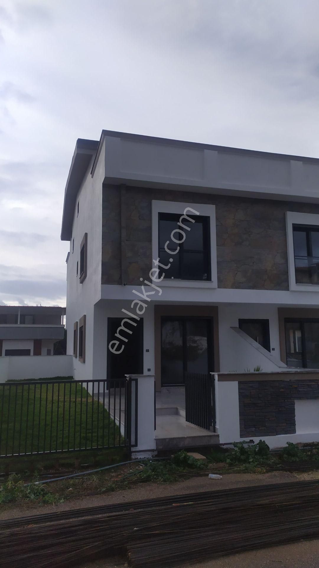 Menderes Orta Satılık Villa Çetin Eser'den Denize Yakın Doğa Manzaralı Triplex