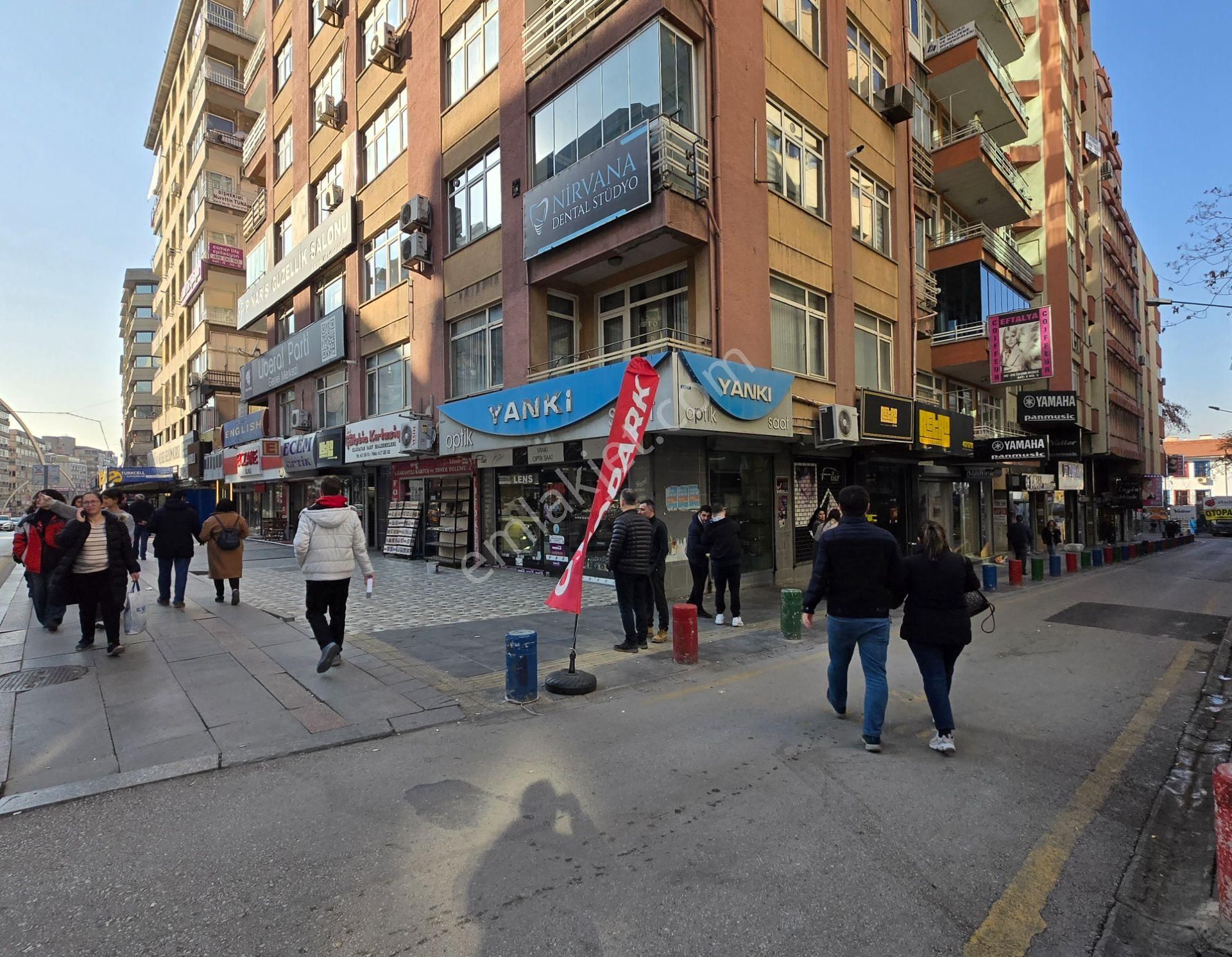 Meşrutiyet Caddesinde 36 M2 Satılık Köşe Mağaza - Görsel 28
