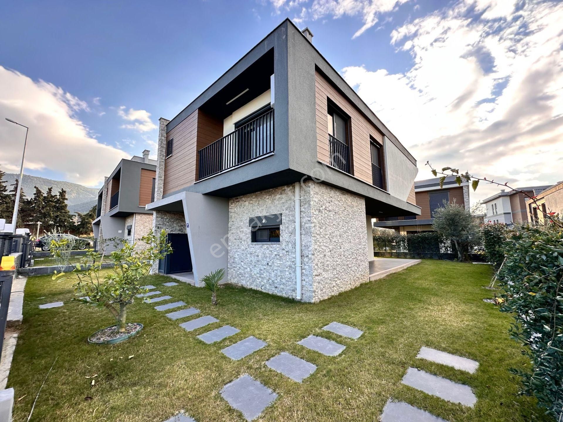 Kuşadası Davutlar Satılık Villa Havuzlu Sitede, Müstakil Bahçeli 3+1 Villa