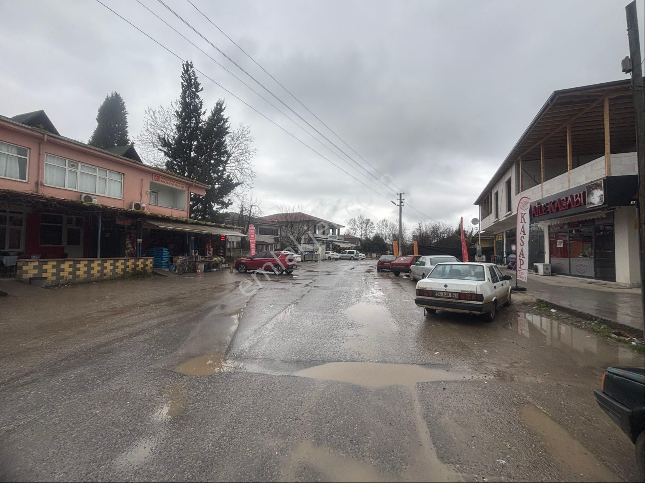 Erenler Büyükesence Satılık Konut İmarlı Erenler Büyükesence'de Köy İçinde Merkezi Konumda İmarlı Arsa