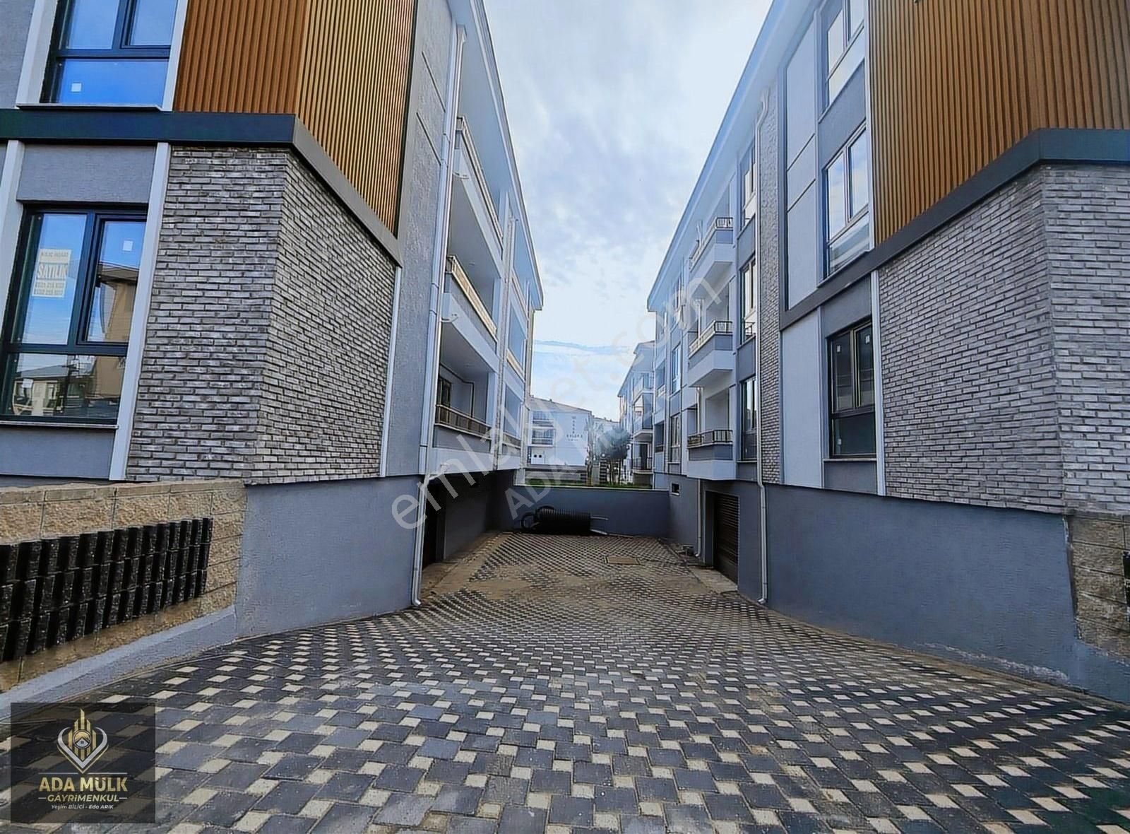 Erenler Yeşiltepe Satılık Daire Erenler Yeşiltepe Mh. Kapalı Otoparklı, Site İçi Şık 3+1 Daire