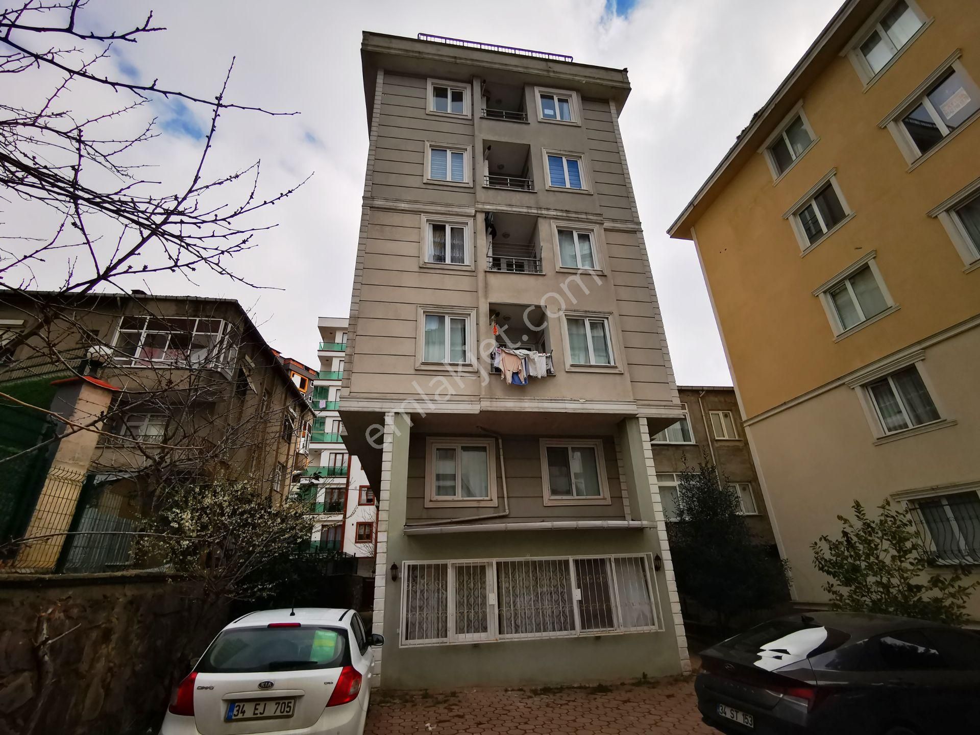 Çekmeköy Sultançiftliği Satılık Daire Taşdelen'de 11 Yıllık İskanlı Otoparklı Kombili 65m2 Satılık 1+1