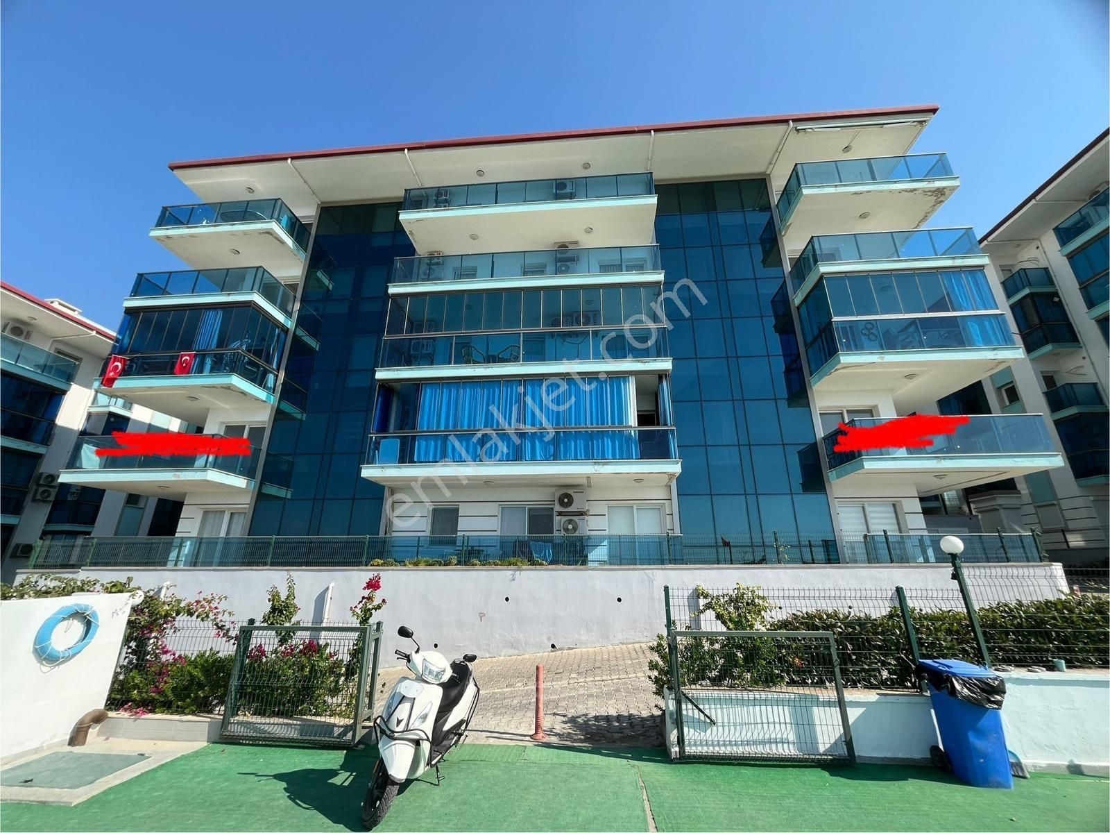 Kuşadası'nda Full Deniz Manzaralı Havuzlu Daire