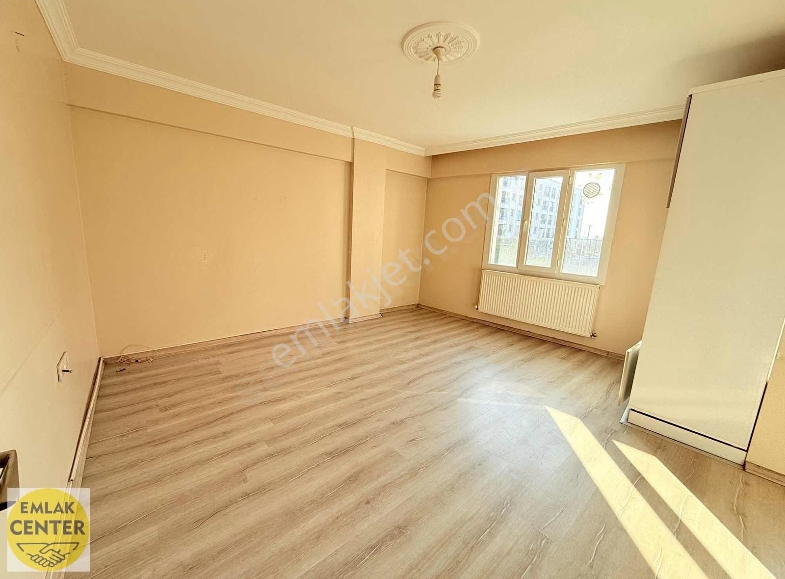 Emlak Center'dan Muradiye Mah 2+1 Önü Açık Daire