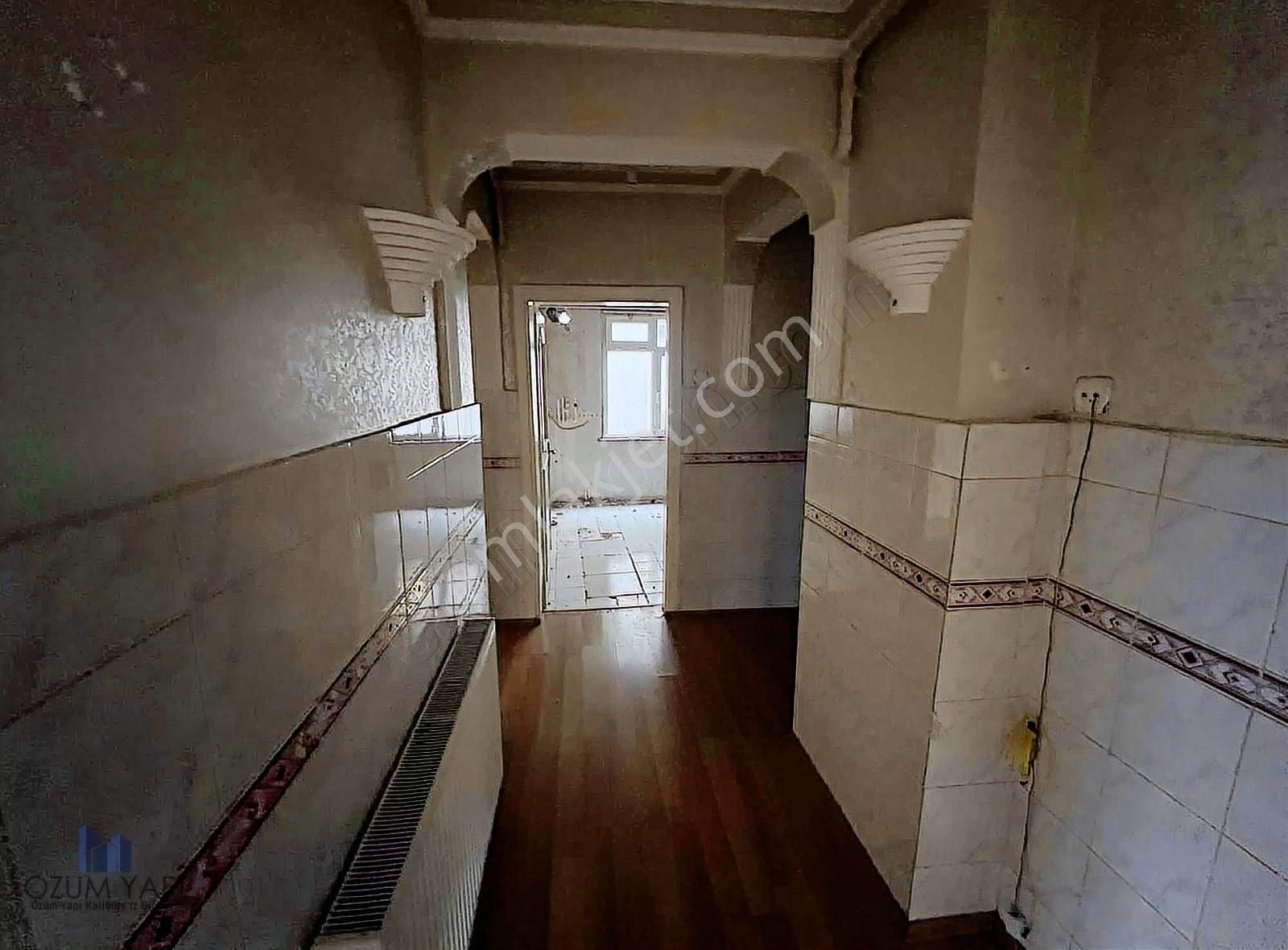 Küçükçekmece İnönü Satılık Daire Merkezi Konumda 40m2 Hisseli Az Katlı Binada 3.kat