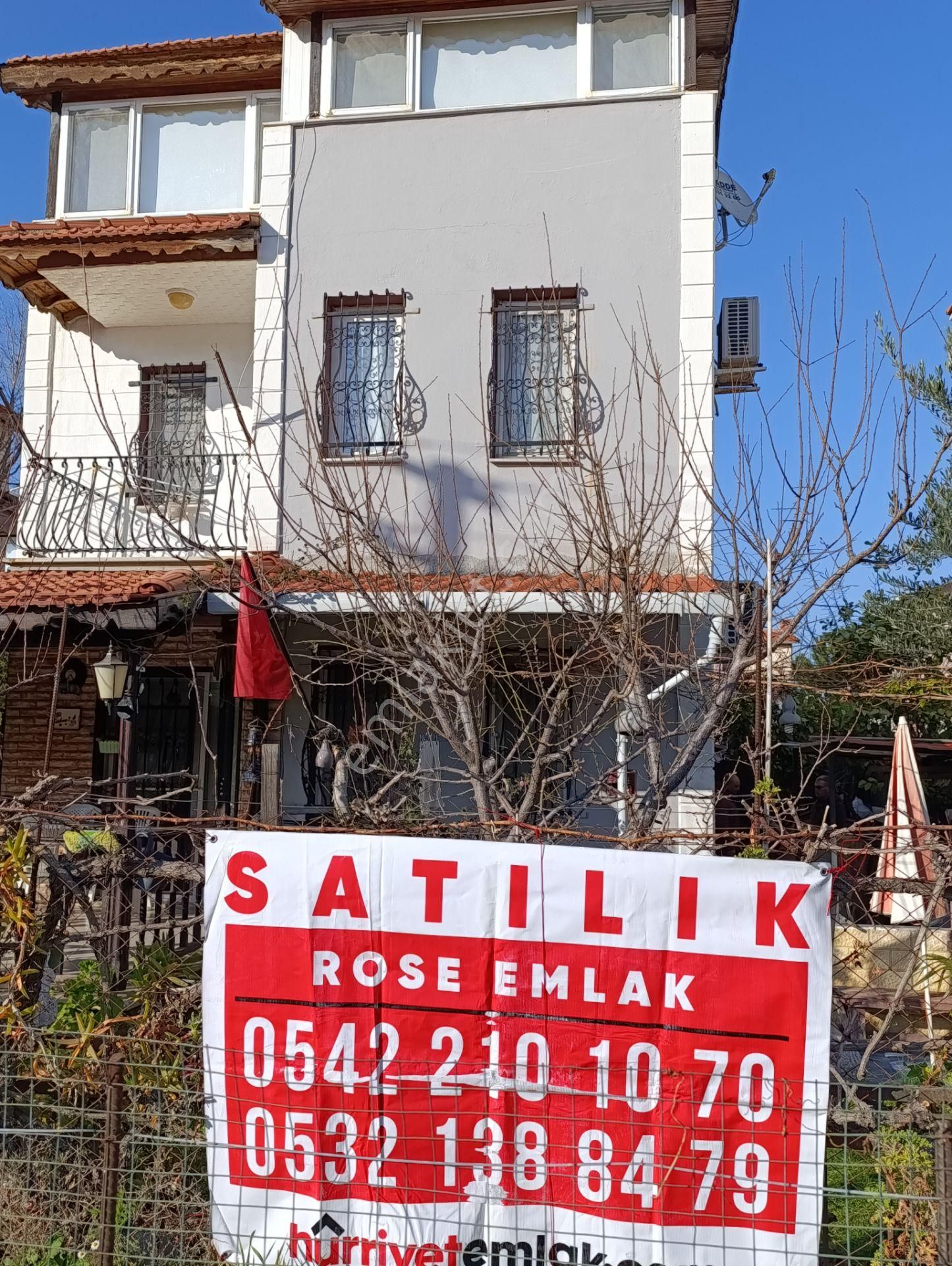 Foça Mustafa Kemal Atatürk Satılık Villa Rose Emlak'tan Satılık Merkezde Triplex Müstakil Villa