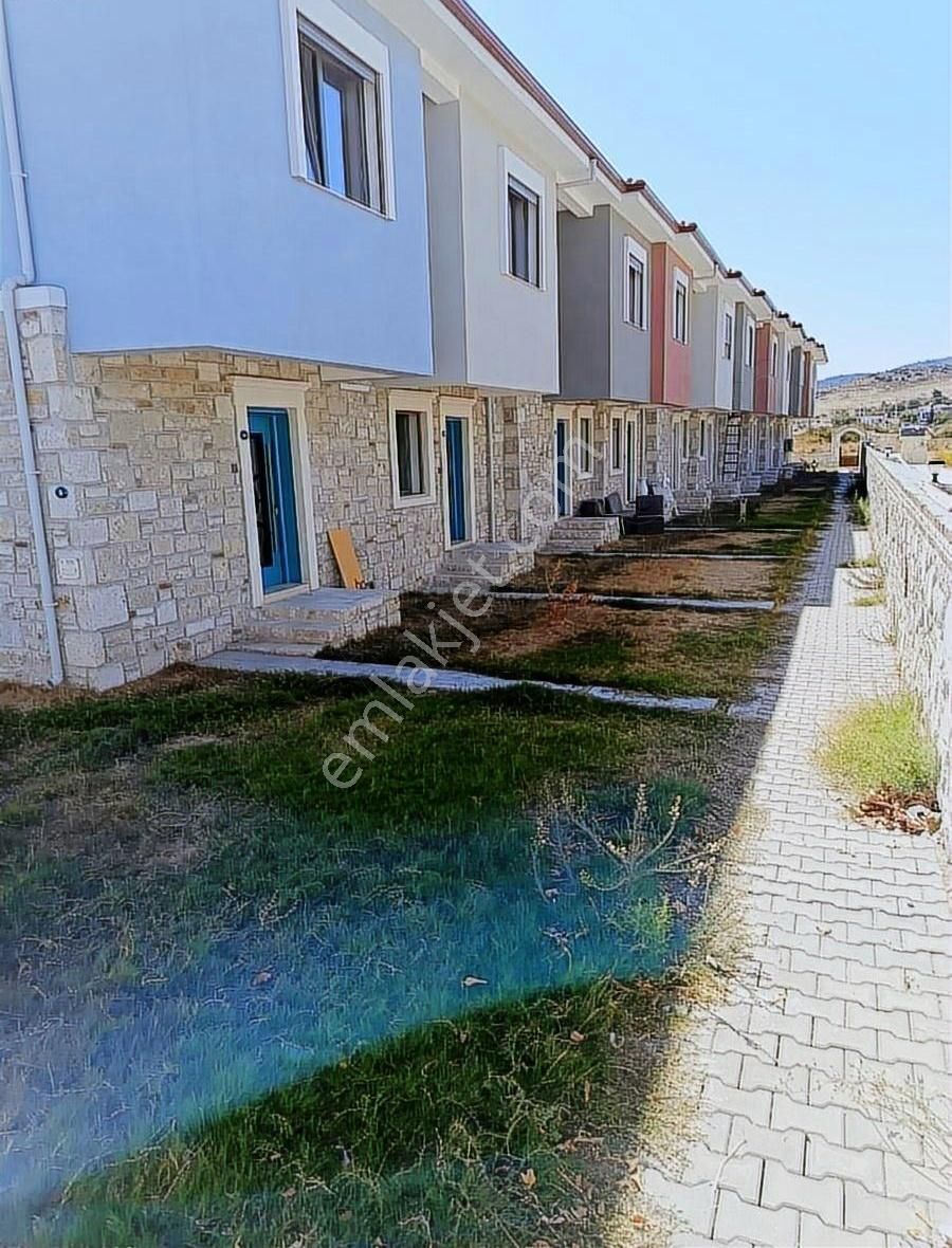 Foça Kazım Dirik Kiralık Villa Foça Bağarası Anayola Yakın Bahçeli Dubleks Villa