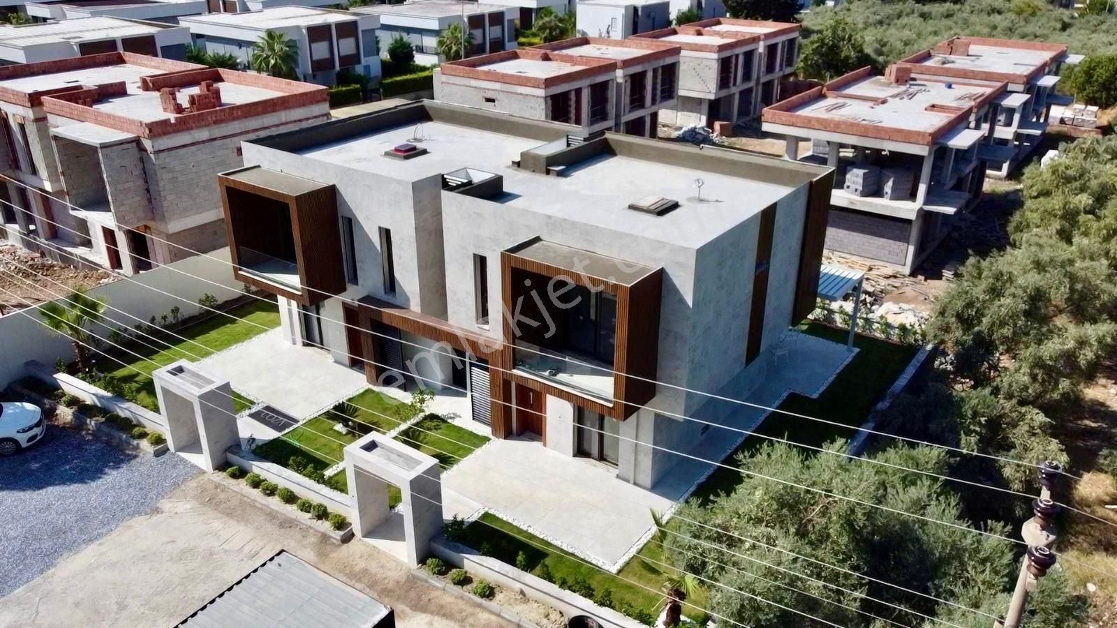 Kuşadası Soğucak Satılık Villa Güzelçamlı'da Havuzlu Sitede 3+1 Villa