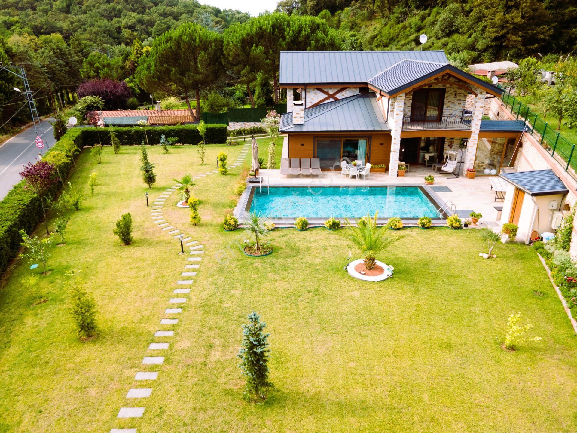 Şile İmrendere Satılık Villa Şile İmrendere'de Orman Ve 1.700 M2 Arsa İçinde 5+1(260m2) Villa