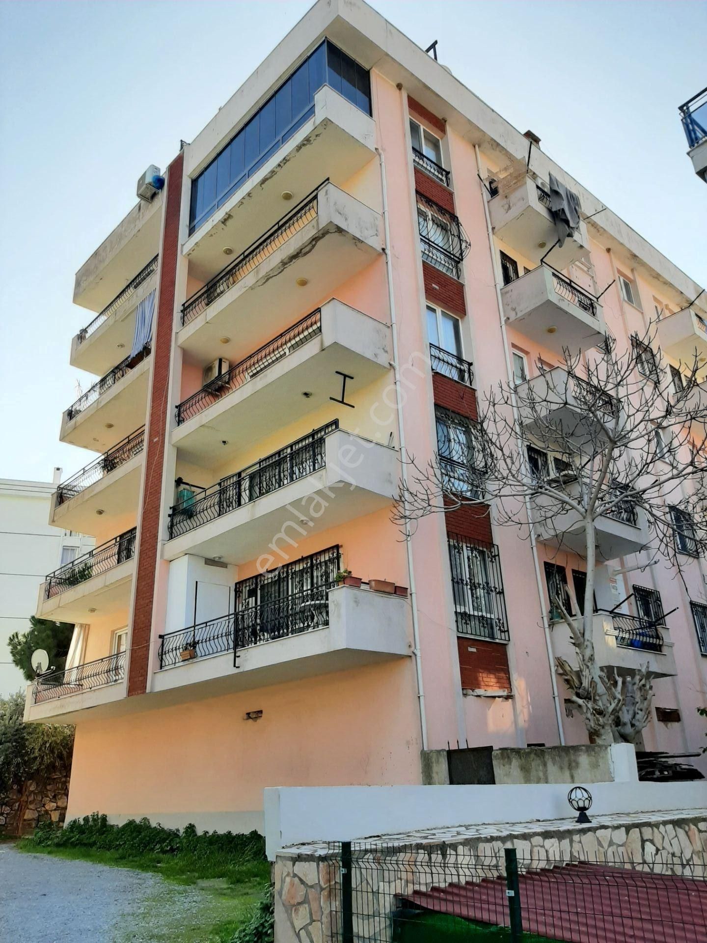 Kuşadası Hacıfeyzullah Satılık Daire Kuşadası Hacı Feyzullah Mahallesi Satılık 3+1 Önü Açık Daire