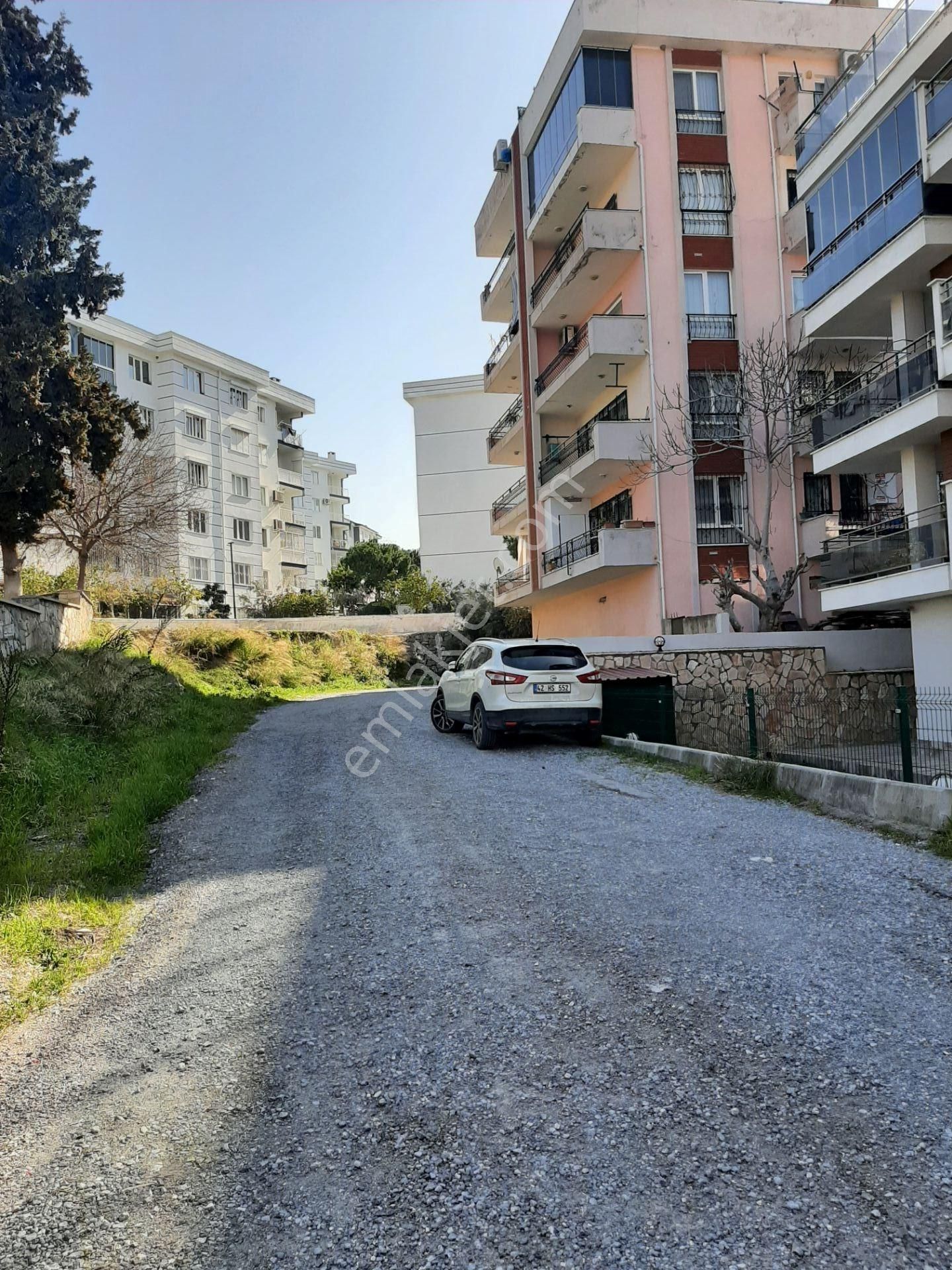 Kuşadası Hacı Feyzullah Mahallesi Satılık 3+1 Önü Açık Daire