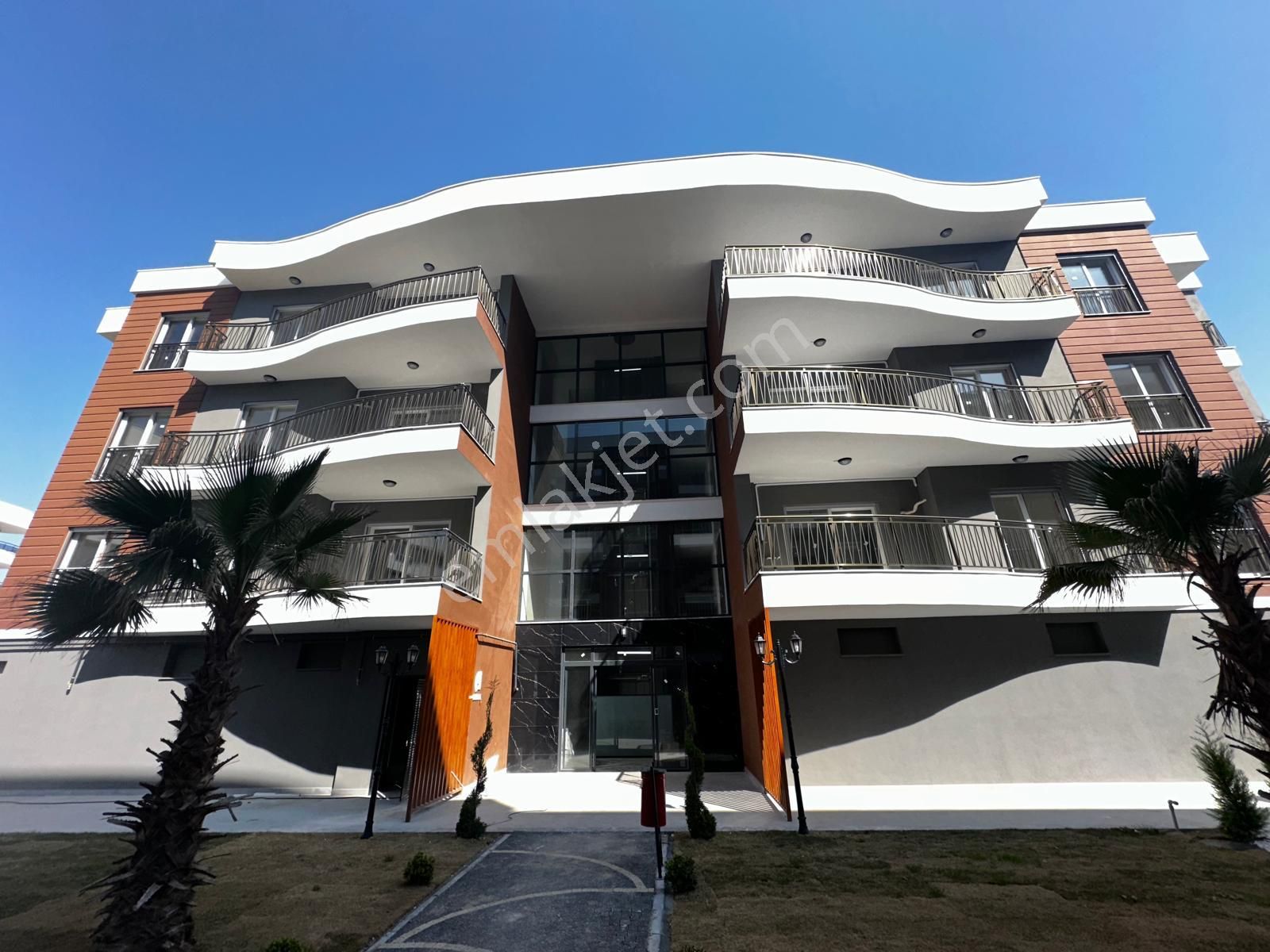 Kuşadasında Merkeze Yakın Sıfır Havuzlu Güvenlikli Sitede