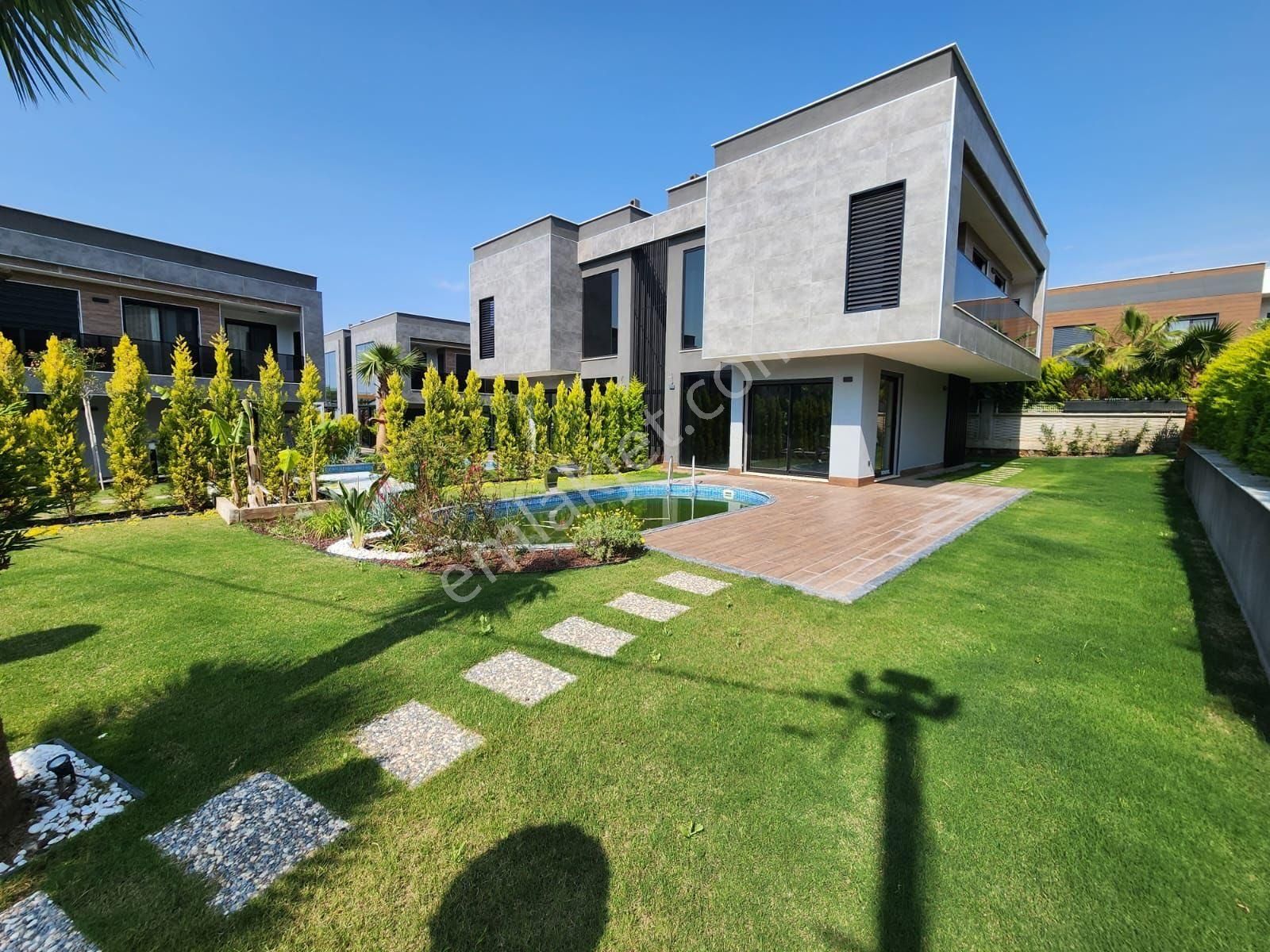 **rs Netten** Kuşadası Güzelçamlı'da Özel Havuzlu Satılık Villa