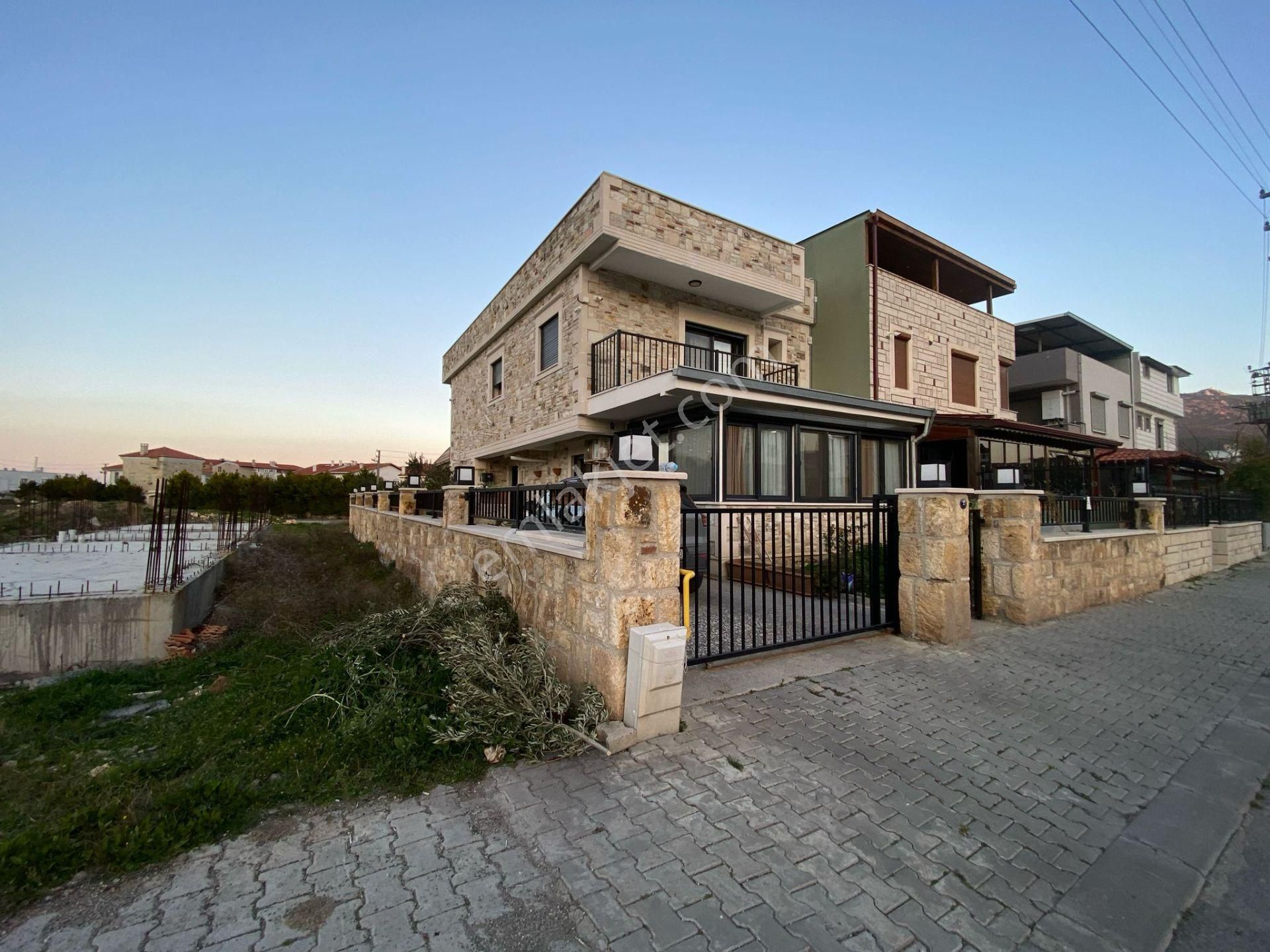 Foça Fevzi Çakmak Satılık Villa Crest Yatırımdan Yenifoça Plaja Yakın 4+1 Müstakil Villa