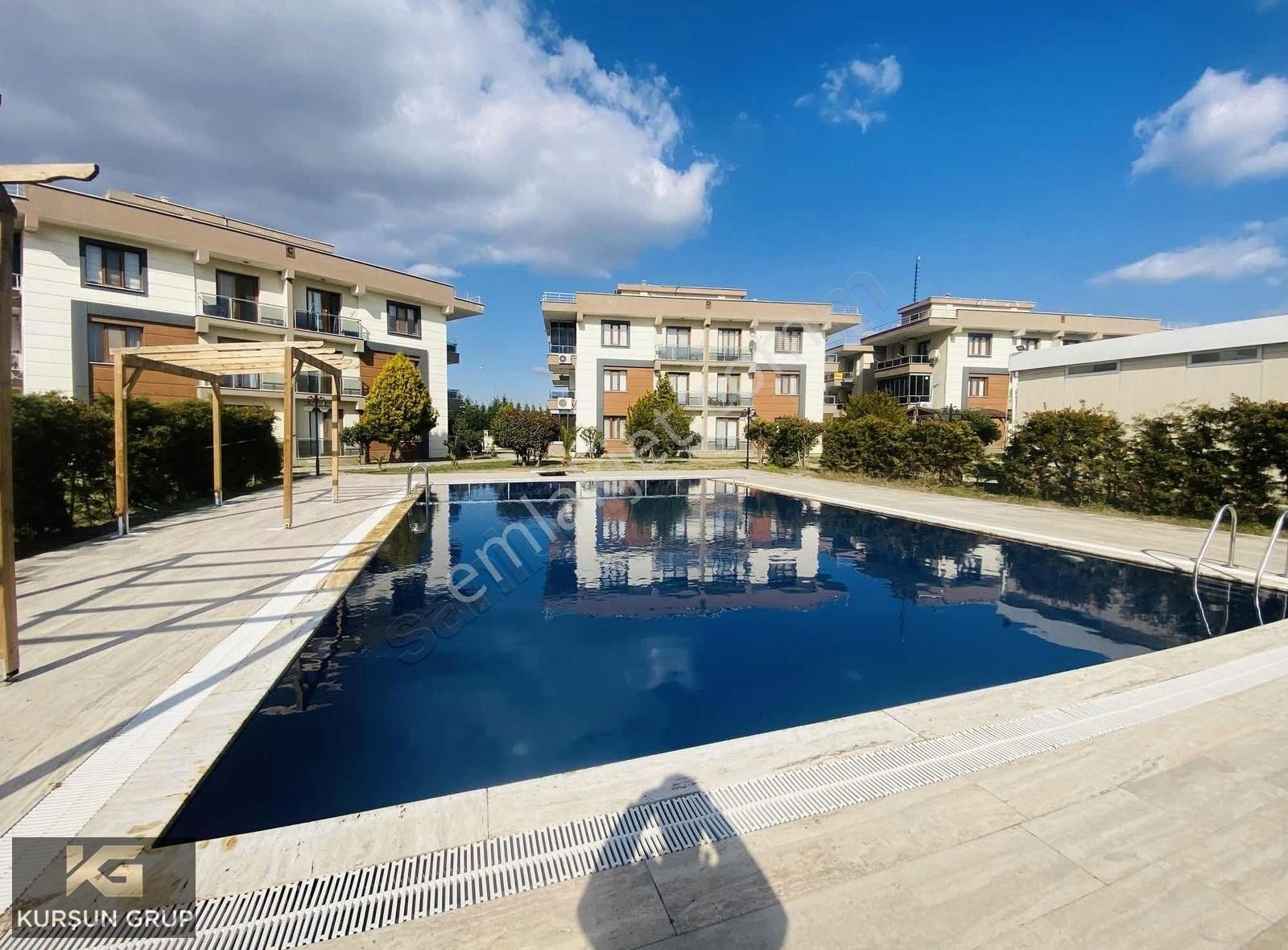 Villalar Bölgesinde Site İçinde 1+1 Geniş Boş Arakat Daire