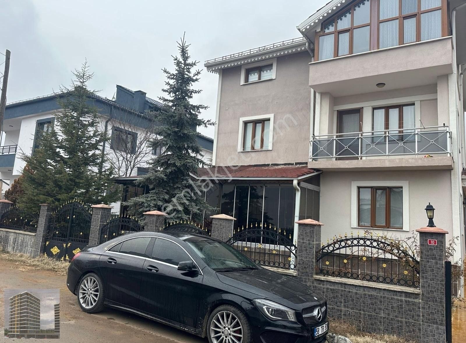 Sivas Merkez Karşıyaka Satılık Villa Öz Urhandan Karşıyaka Mah. 3 Katlı Satılık 6+1 Villa