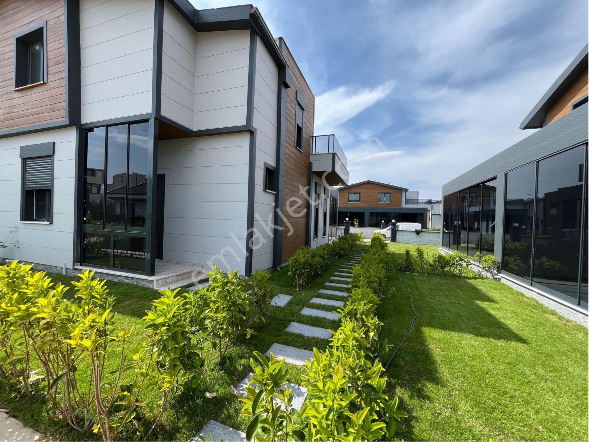 Dikili Venüs Life Sitesinde Satılık 3+1 Villa