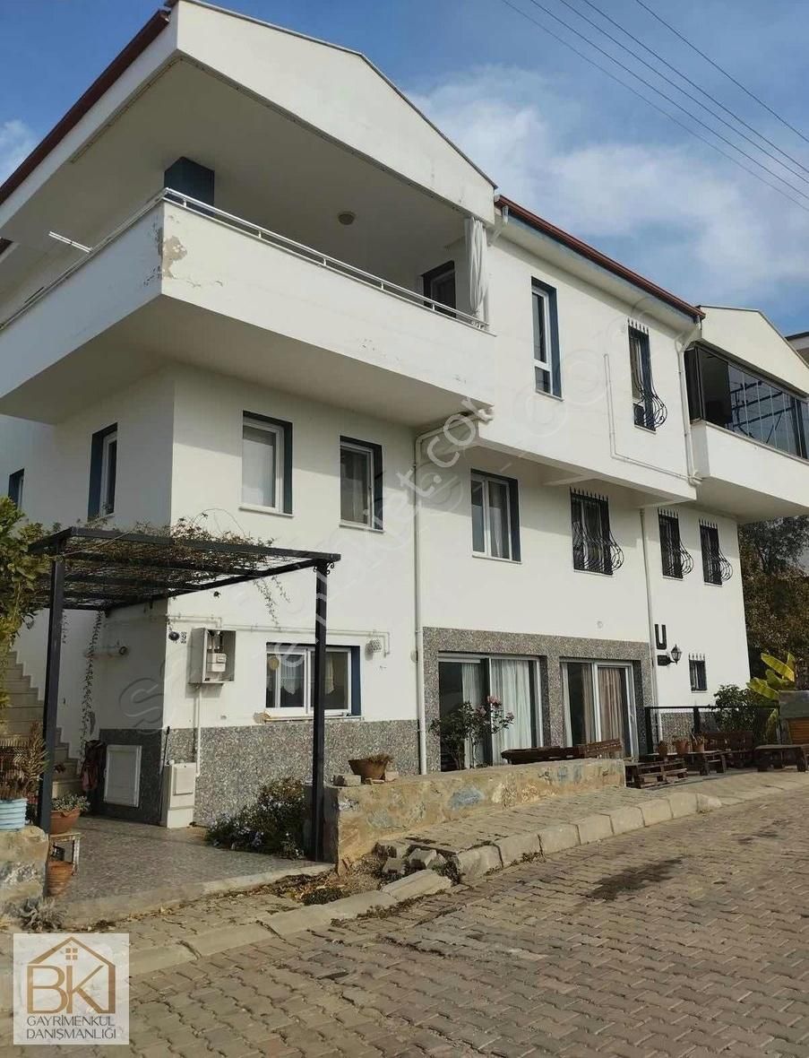 Selçuk 14 Mayıs Satılık Villa 14 Mayıs Mah. Satılık 3 Katlı Müstakil Villa