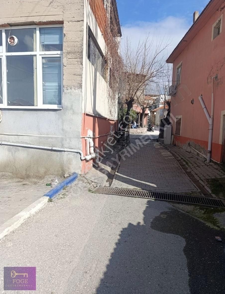 Foça Gerenköy Merkezde İki Katlı Komple Satılık Bina - Görsel 2
