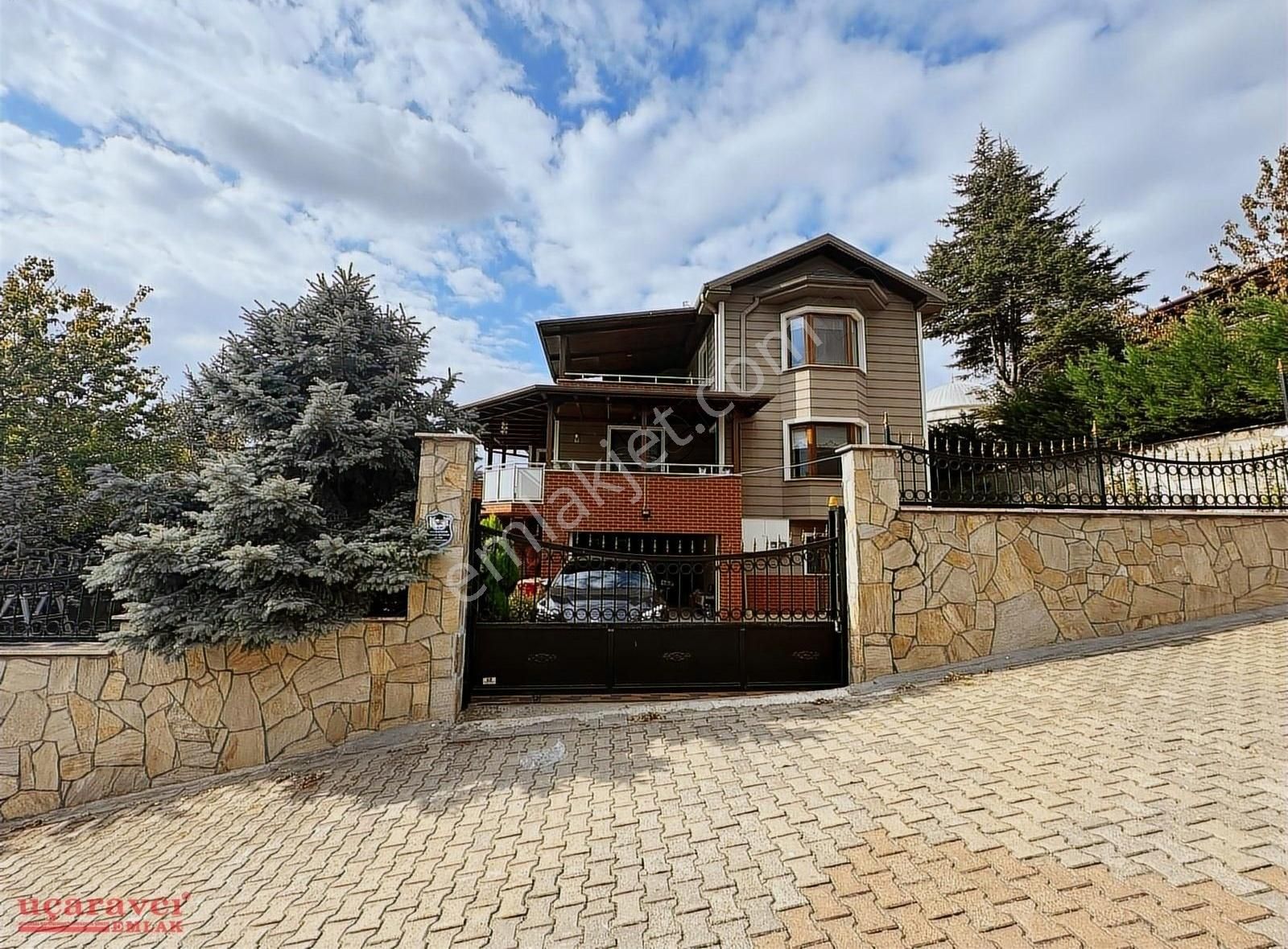 İnegöl Yeni Satılık Villa Uçaravcı'dan Seyran Konaklarında Satılık 520 M² Triplex Villa