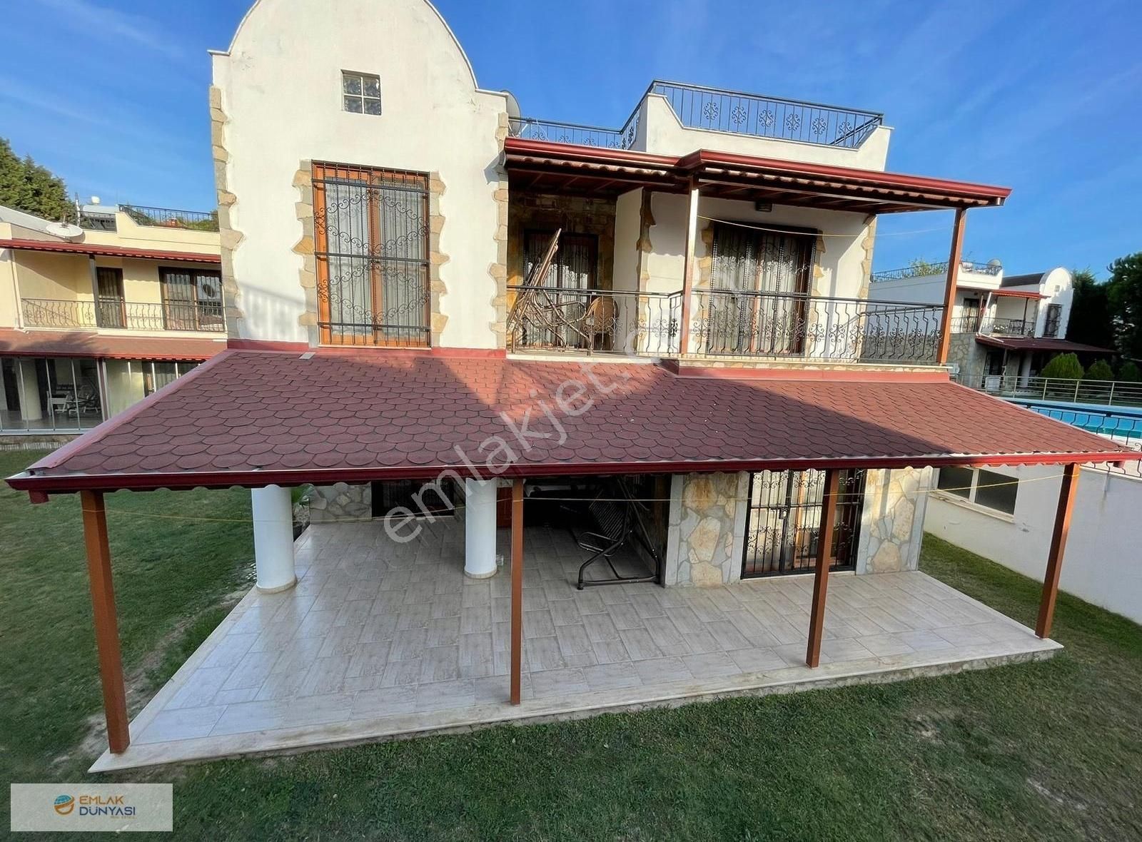 Kuşadası Soğucak Satılık Villa Soğucakta Havuzlu Sitede 3+1 Geniş Müstakil Bahçeli Villa