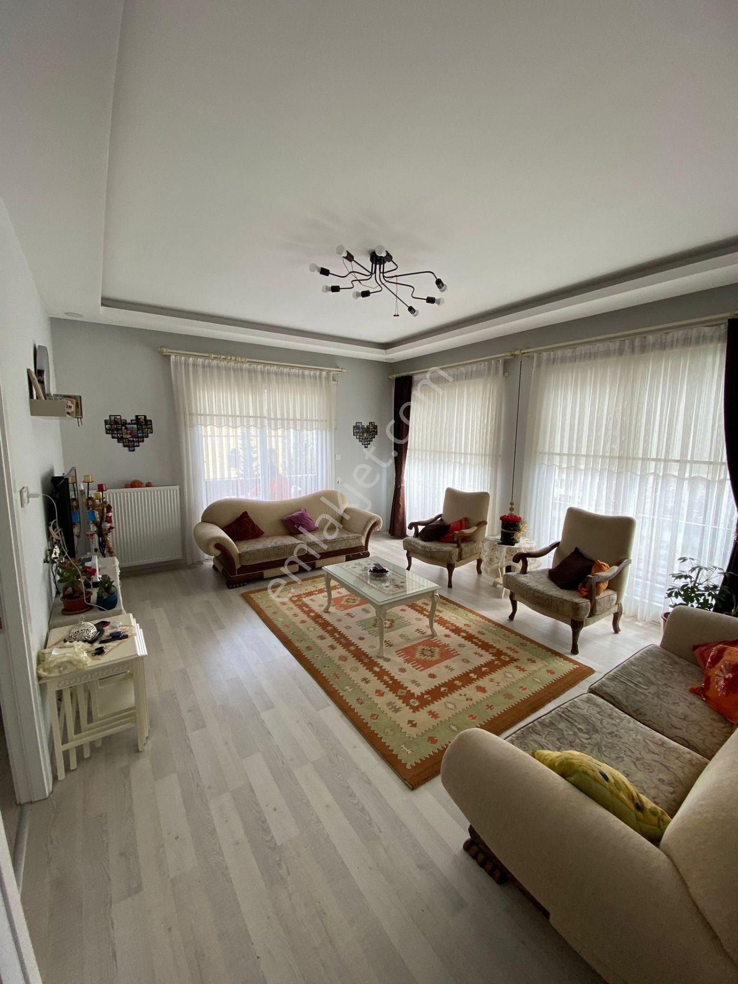 Onikişubat Selçuklu Satılık Daire Satılık Daire Duleks 4+1 1.kat 5.500.000 Selçuklu Mah.ev İş Yer