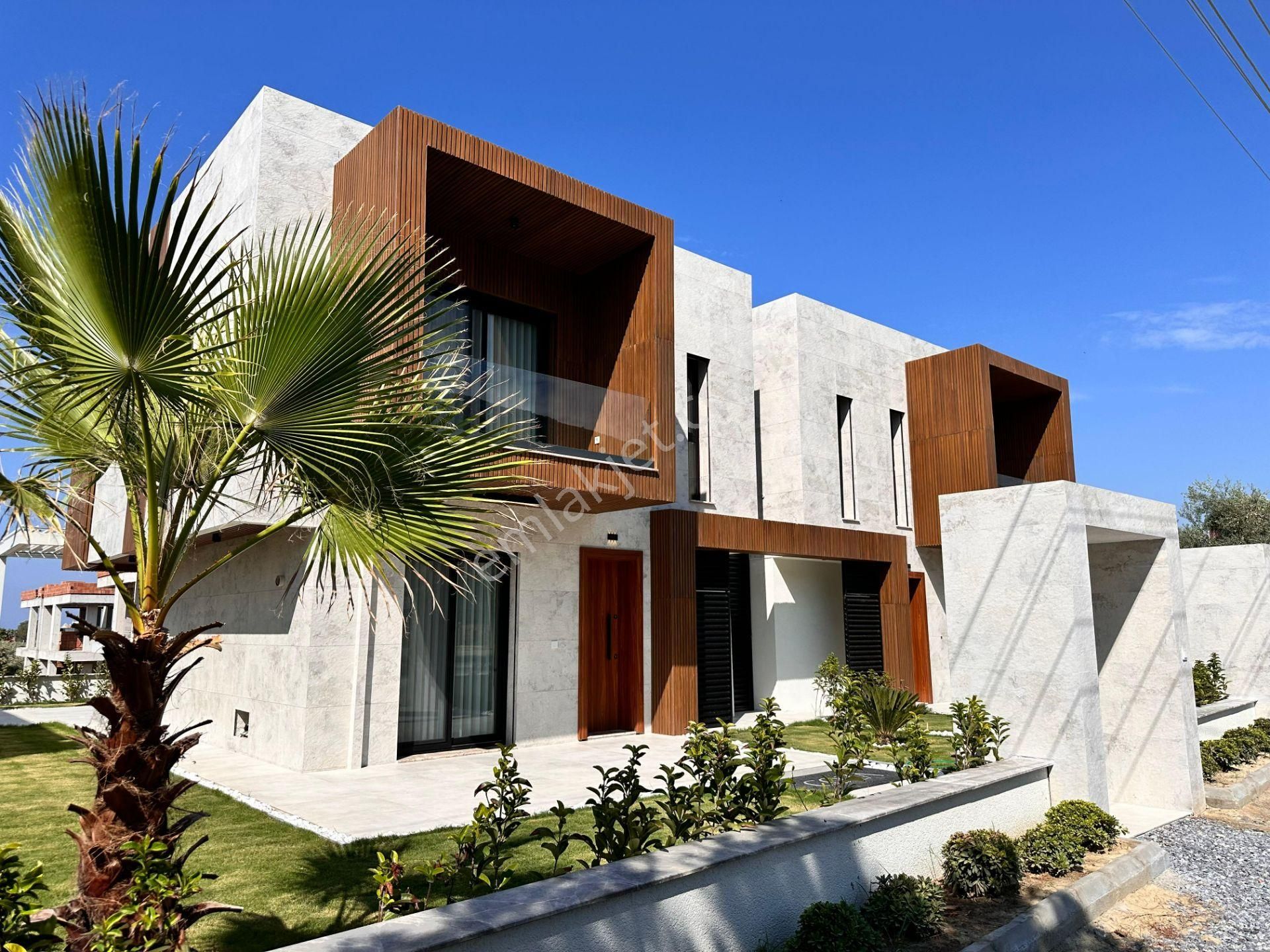 Kuşadası Güzelçamlı Satılık Villa Güzelçamlı'da Havuzlu Sitede 3+1 Villa