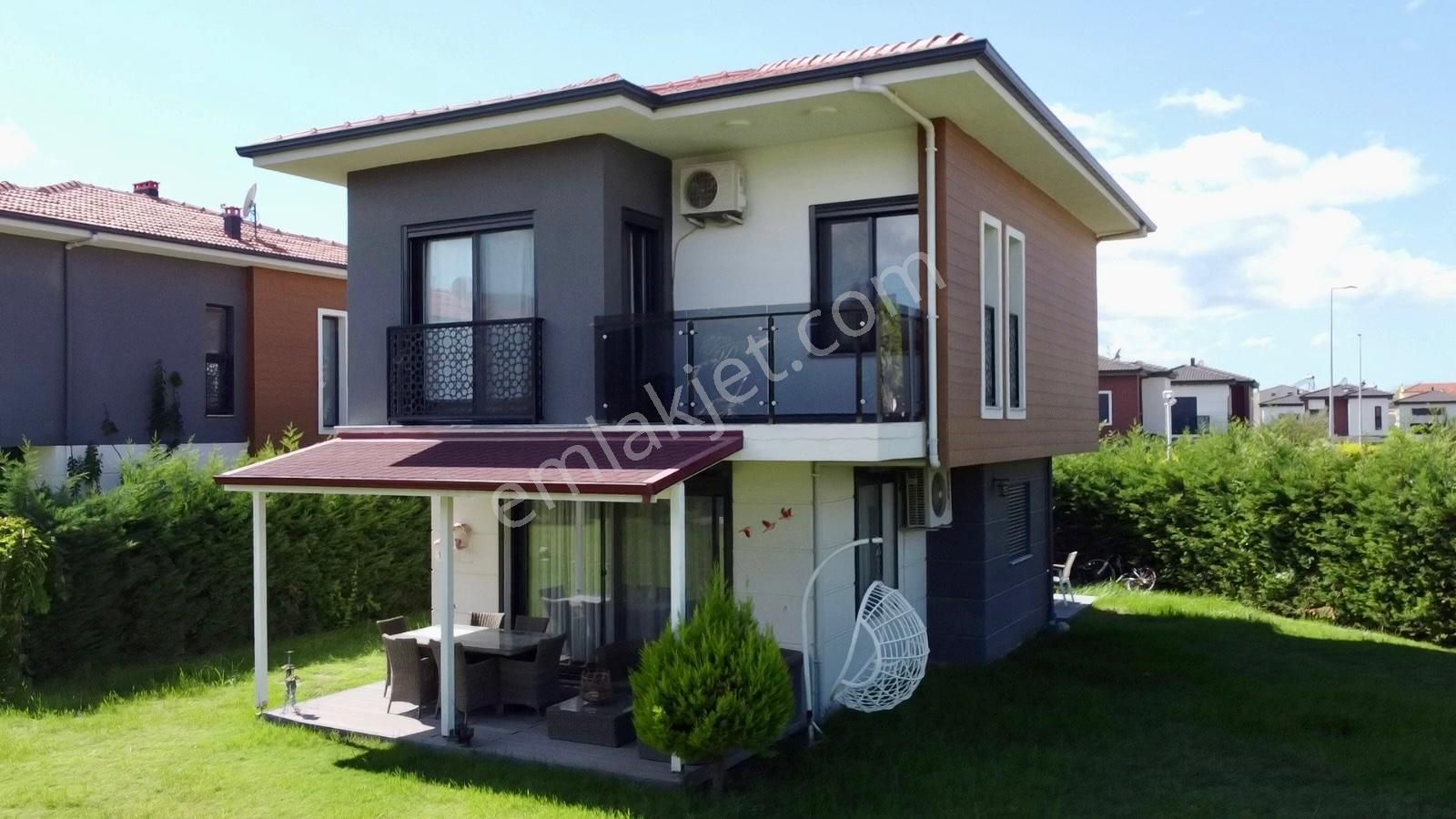 Kuşadası Soğucak Satılık Villa **rs Netten** Soğucak Sahilde Denize Yürüme Mesafesinde 3+1 Satılık Villa