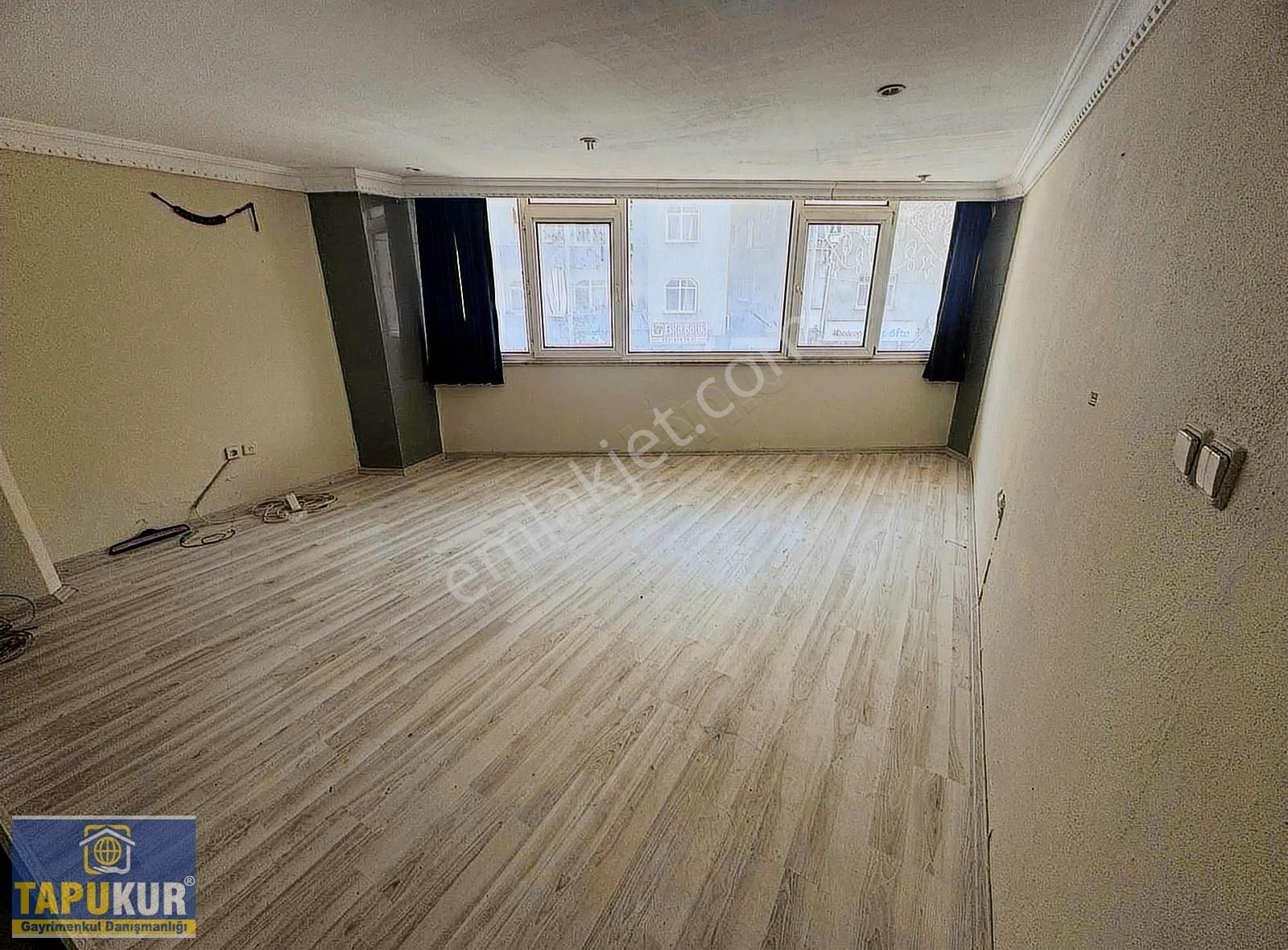 İstanbul Bahçelievler Kiralık İşhanı Katı Tapukur Gayrimenkul'den 80m2 Taşyol'da Ana Caddede Kiralık