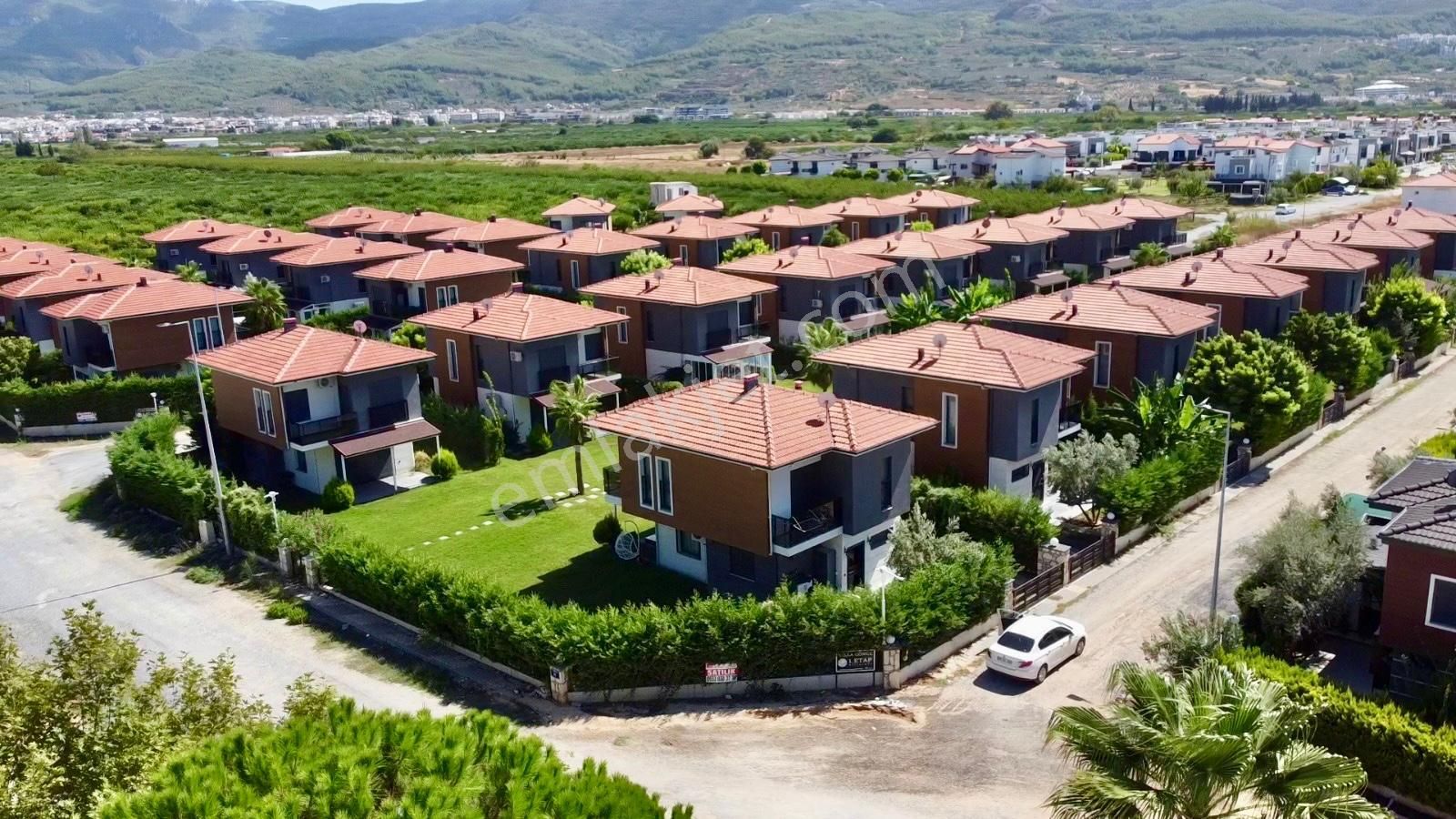 Kuşadası Davutlar Satılık Villa Kuşadası Davutlar'da Köşe Konum Eşyalı Geniş Bahçeli 3+1 Müstakil Villa