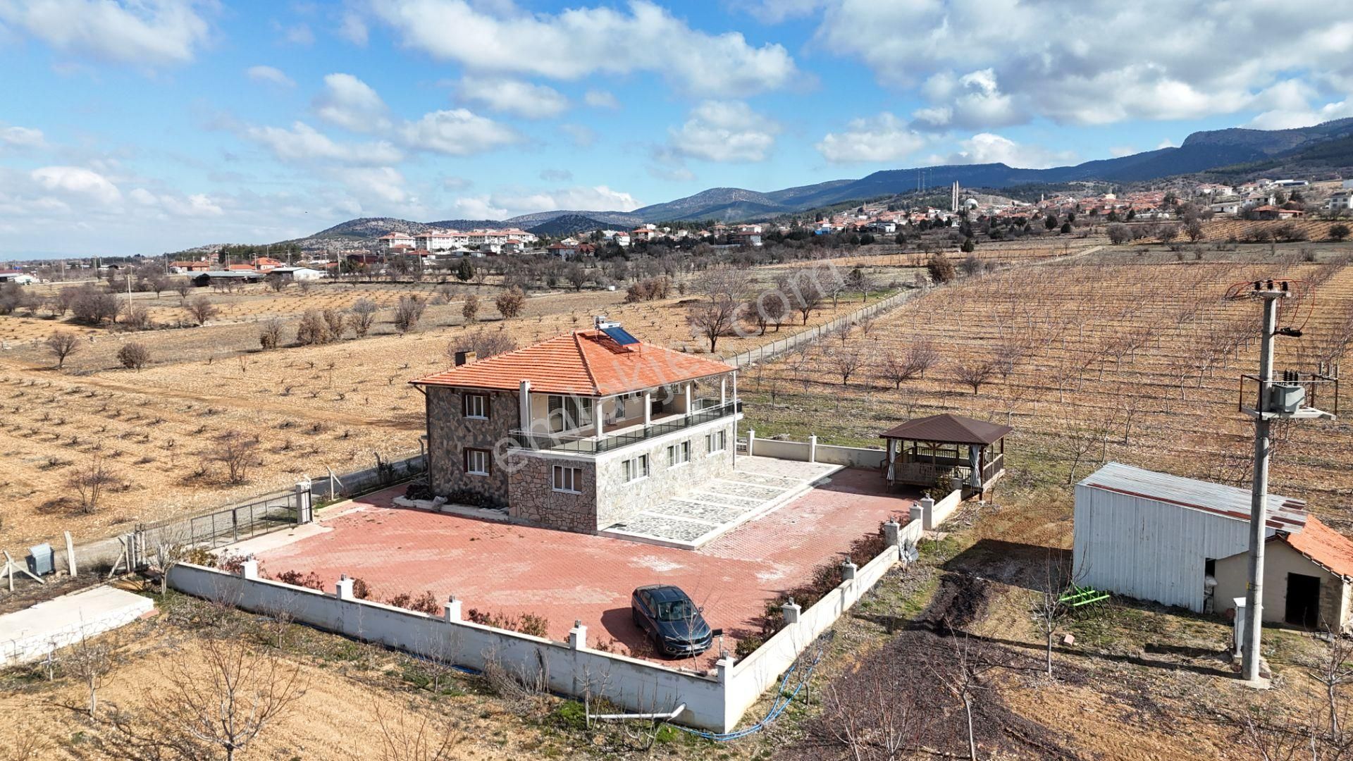 Baklan Kirazlı Satılık Çiftlik Evi Baklan Merkezde 32.375 M² Ceviz Bahçesi Ve 320 M² Taş Villa