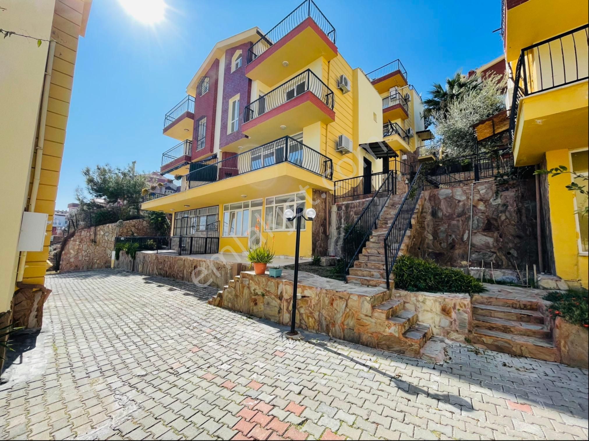 Kuşadası Kadınlar Denizi Satılık Villa Üst 3+1 Dublex Alt Kat Bağımsız 1+1 Villa