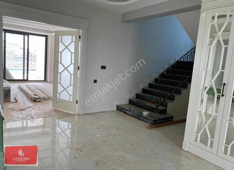Azor Sarmaşık Villa Tiribles Üçkatlı Satık Villa 5+2 Havuzlu - Görsel 16