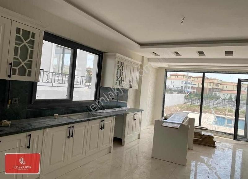 Azor Sarmaşık Villa Tiribles Üçkatlı Satık Villa 5+2 Havuzlu - Görsel 18