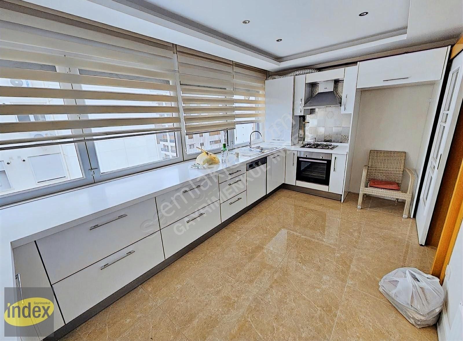 Kadıköy Caddebostan Kiralık Daire İndex'den Bahariyeli Sokakta 8 Yıllık Binada 270 M2 Teraslı 4+2